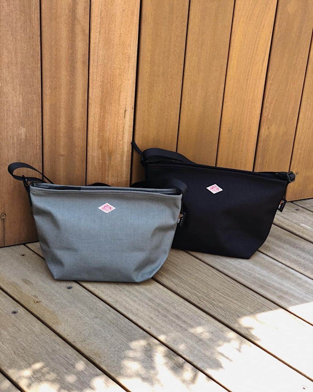 のインスタグラム：「【Unisex ITEM】IN STOCK﻿ ﻿ ﻿ ﻿ ﻿ ﻿ 【DANTON/ダントン】コーデュラダックユーティリティショルダー﻿ TYZ2002112C0006﻿ ¥8,250﻿ ﻿ ﻿ ﻿ 【DANTON/ダントン】ナイロンタフタサコッシュ﻿ TYZ2002112C0004﻿ ¥6,380﻿ ﻿ ﻿ ﻿ フランスのワークウェアブランド﻿ DANTONより﻿ コーデュラナイロンを使用した﻿ ショルダーバッグが入荷しました。﻿ ﻿ ﻿ ﻿ 普段使いはもちろん、﻿ 気軽なアウトドアやレジャーシーンにも﻿ 対応可能なユニセックスモデルです。﻿ ﻿ ﻿ ﻿ ﻿ ﻿ @ciaopanictypy ﻿ 詳しくは﻿ タグをご覧ください🏷﻿ ﻿ ﻿ ﻿ ﻿ ﻿ ﻿ ﻿ ﻿ ﻿ ﻿ ﻿ ﻿ ﻿ ﻿ ﻿ #メンズファッション #メンズファッションコーデ #mensfashion #mensstyle #パパコーデ #パパファッション #プチプラファッション #プチプラ #大人カジュアル #オトナカジュアル #ciaopanictypy #チャオパニックティピー #ティピーコーデ #danton #ダントン #ボディバッグ #バッグ #ショルダーバッグ #ショルダー #ショルダーバッグコーデ #ショルダーバック #男女兼用 #ユニセックス #ユニセックスファッション」