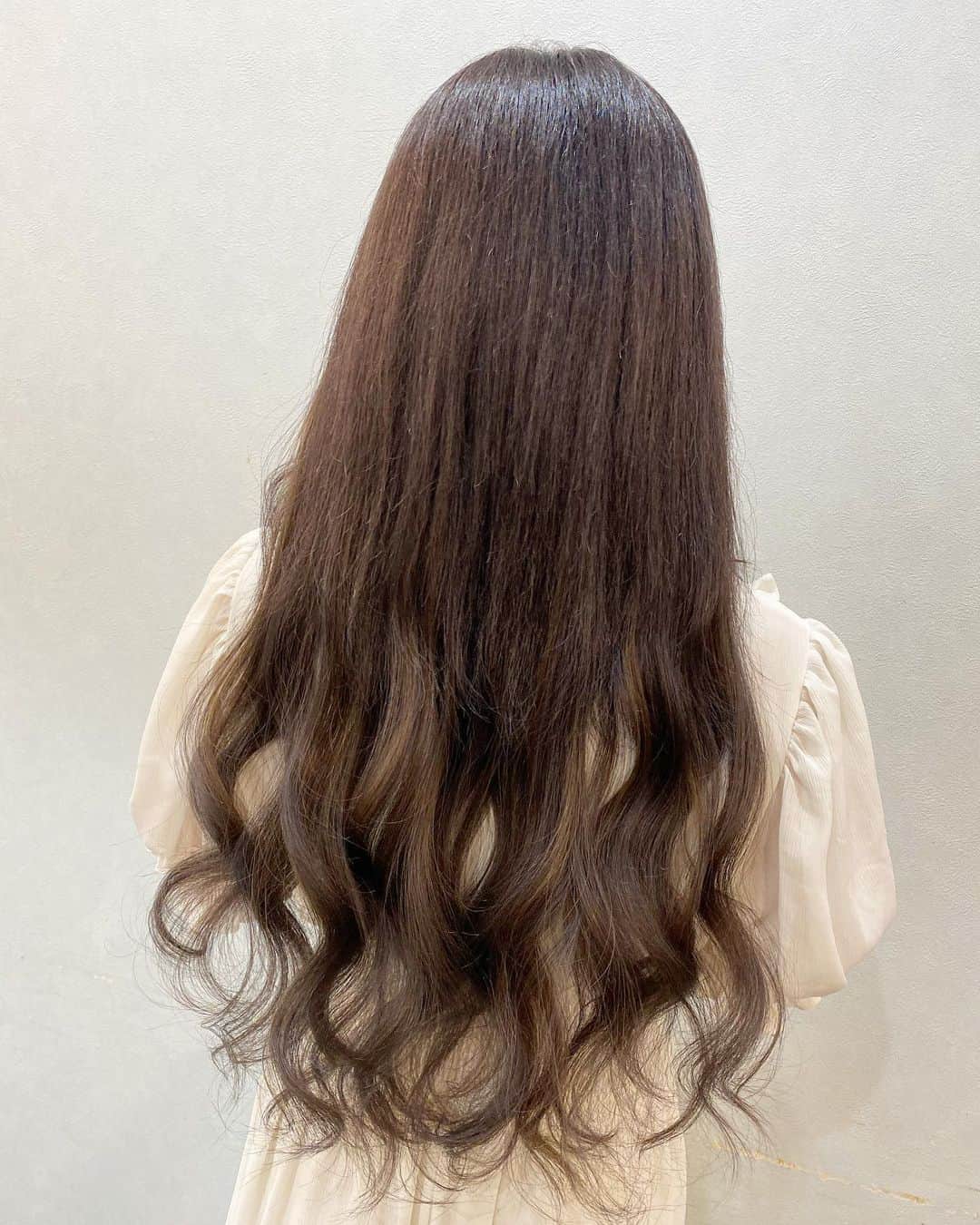 松本ゆんさんのインスタグラム写真 - (松本ゆんInstagram)「💇‍♀️💈💕❤️💛💚. * #goodmorning ☀️🌈. #lapis にて…♡(*´꒳`*). 黒髪スーパーロングにしたよ😎💓. ➡︎私はやぱロング派だっっ❤️✨. #beautysalon #shinjuku #美容院 #ラピス #ゆるふわ #新宿美容院 #エクステ #スーパーロング #黒髪 #黒髪ロング #グラビア #恵比寿マスカッツ #松本ゆん #新宿 #좋아요 #팔로우 #팔로미 #뷰티스타그램 #머리스타그램 #셀카 #셀스타그램 #일본 #귀여워 #followｍe #me #イメチェン」8月19日 8時08分 - m_y0729