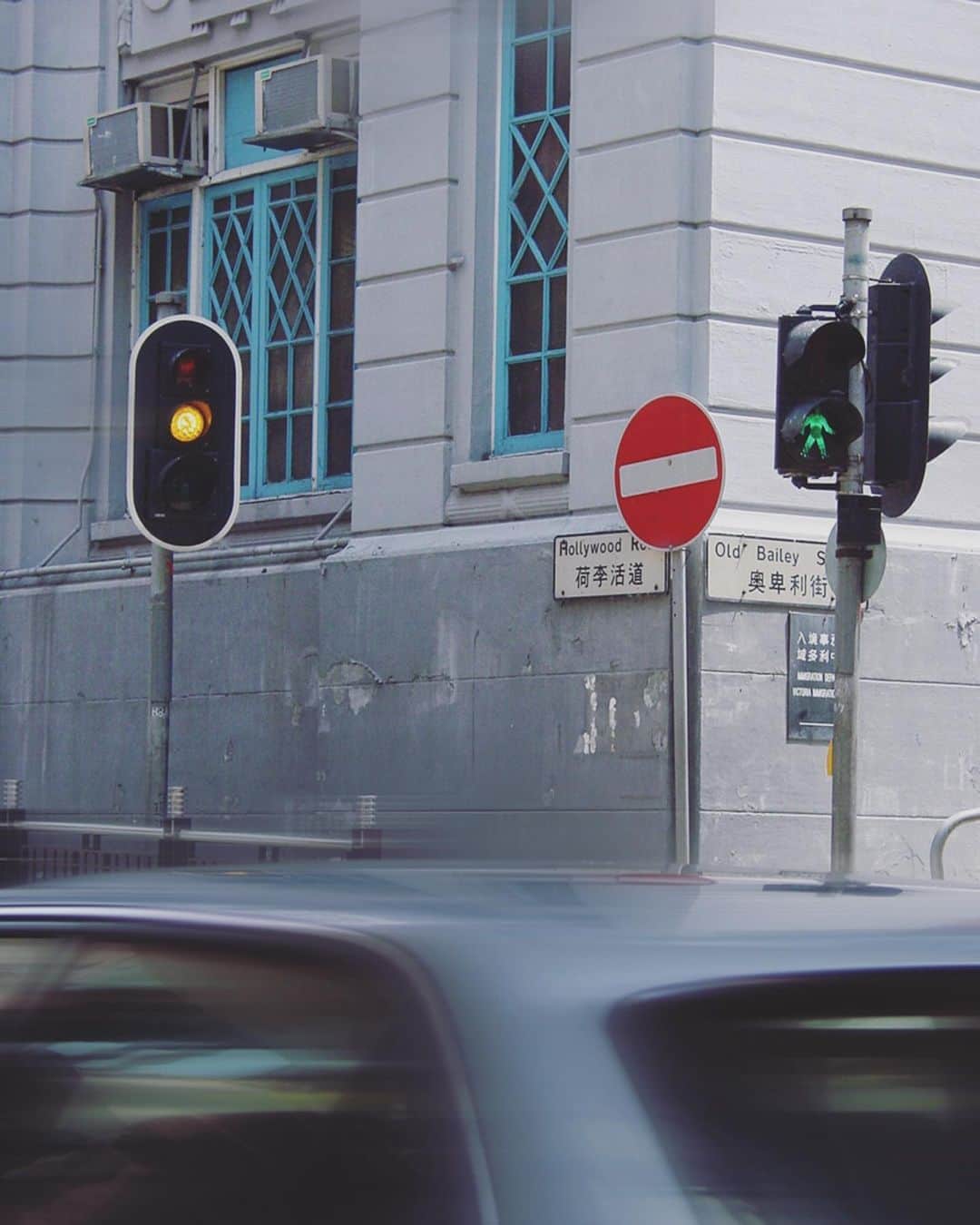 sunday_722のインスタグラム：「*﻿ *﻿ signal🚦﻿ *﻿ 09/20/2003﻿ *﻿ *﻿ #capturehongkong﻿ #zolimahongkong﻿ #allabouthongkong﻿ #discoverhongkong﻿ #SPHKCollective﻿ #storyofthestreet﻿ #tv_pointofview﻿ #awersomehongkong﻿ #samewheremagazine﻿ #unlimitedhongkong﻿ #hkig﻿ #reframinghk﻿ #香港中毒﻿ #gominimalmag﻿ #waytohk_sunday_722﻿ #streetclassics」