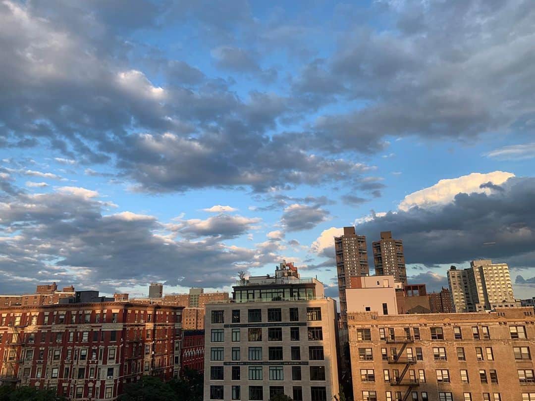 Monday満ちるさんのインスタグラム写真 - (Monday満ちるInstagram)「The sky, clouds and lighting is looking distinctively late summer. #harlem」8月19日 8時17分 - mondaymichiru