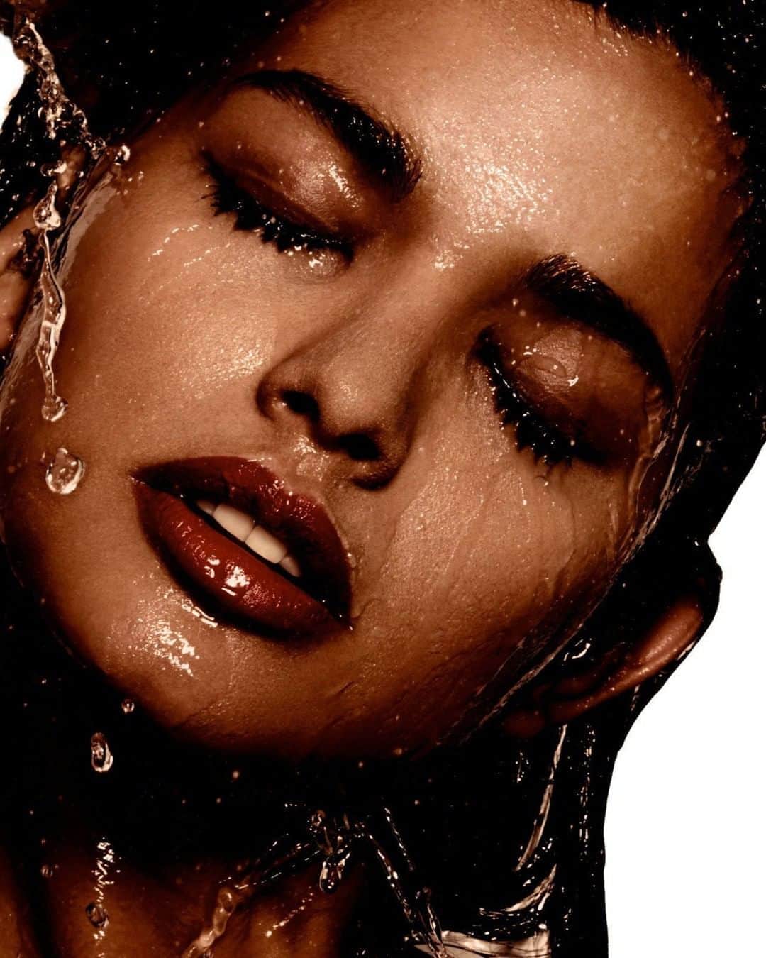のインスタグラム：「Everyone’s skin is different (and cleansers tend to elicit strong feelings), so we asked Vogue staffers to share their favorites in the hopes of making your search for the best face wash a little bit easier. Tap the link in our bio for the full list. Photo by @arthurbelebeau」