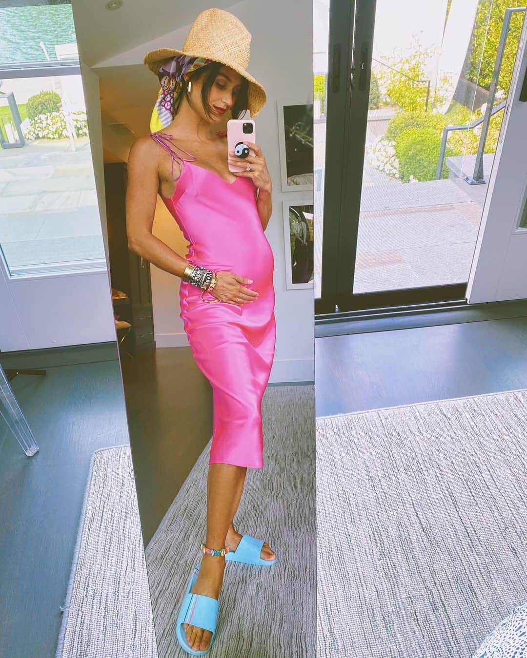 ダニジョーのインスタグラム：「BUBBLE GUM PINKS AND BABY BUMPS 😜 #dannijogirls 💅🎀👒🍭🌈🌻💌」