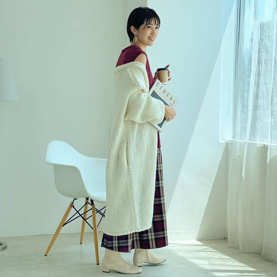 美生のインスタグラム：「☕️﻿ ﻿ ﻿ 今日のランチライブは﻿ 秋冬に欠かせない﻿ マフラーの一斉発売や﻿ お問い合わせ多数のニットやニットカーデが﻿ 再入荷するんだとか…♡﻿ ﻿ お時間合いましたら﻿ ご視聴いただけますと嬉しいです♡﻿ ﻿」