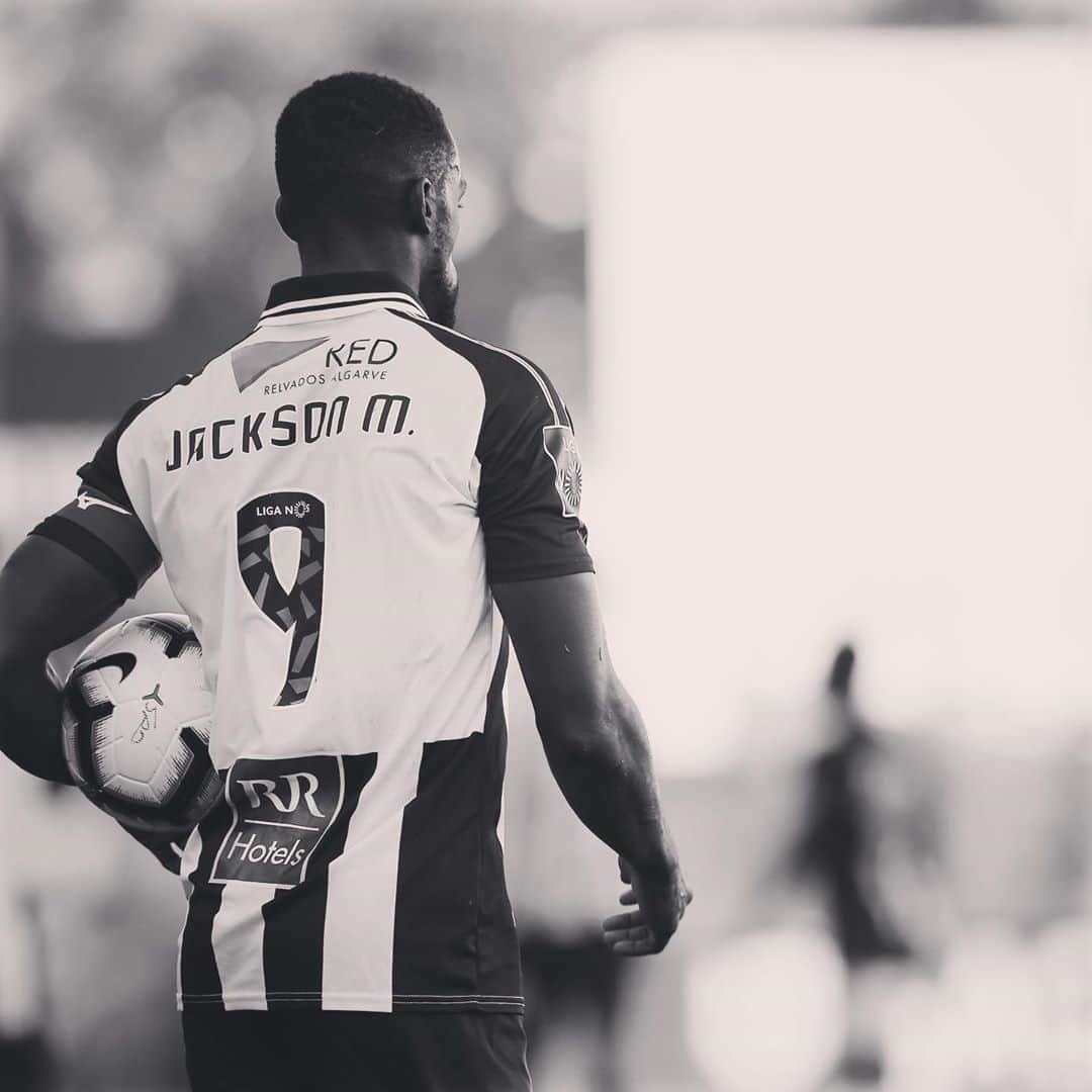 ジャクソン・マルティネスさんのインスタグラム写真 - (ジャクソン・マルティネスInstagram)「@portimonense @portimonense1 Muchas gracias a toda la administración, colegas e hinchas por el trato, cariño, respeto, consideración, y paciencia en cuanto a el problema de salud que por varios años ha estado conmigo. Hoy me despido con la satisfacción de haber dado lo que tenía y aún más allá de mis fuerzas al servicio del club. Deseo que los objetivos trazados por el club sean cumplidos. Bendiciones. En cuanto a mi futuro, pronto compartiré la decisión tomada.  #DandoGraciasADiosPorTodo #tamoainé #tamoahí」8月19日 8時38分 - j.martinezofficial