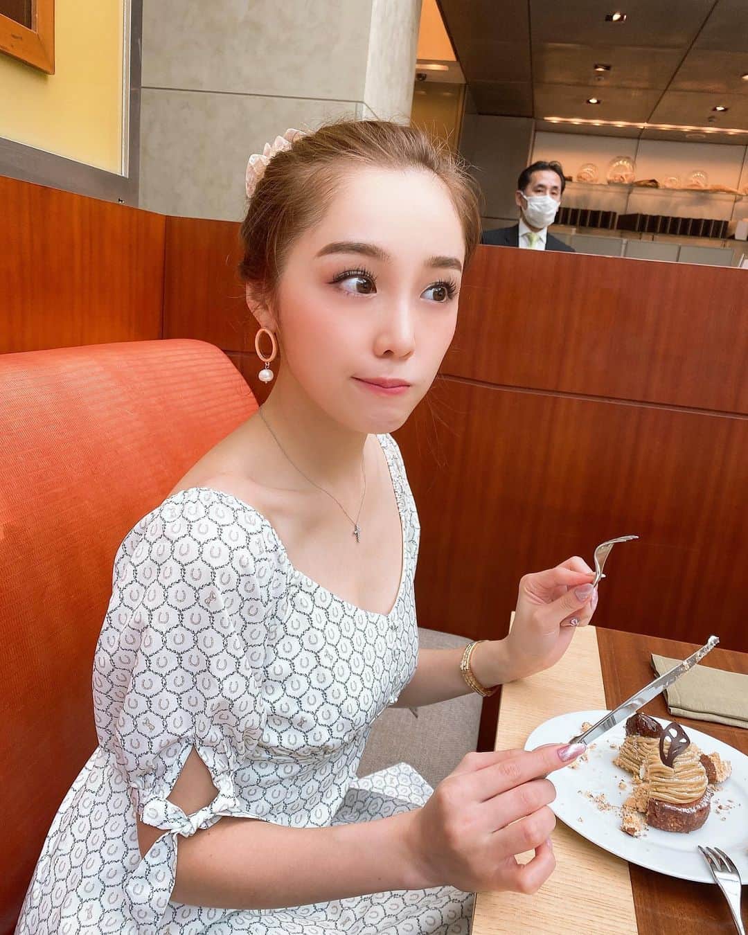 石田安奈のインスタグラム：「ママとカフェしたよん💖  馬のワンピースが可愛すぎてお気に入り👗🥴💖  #ヘア #ヘアスタイル #ロング  #오오티디 #대일리룩 #얼짱　 #셀피 #셀카　 #얼스타그램 #셀스타그램　#eimyistoire  #eimy #エイミー #エイミーイストワール  #fashion #ワンピース  #ワンピースコーデ  #夏　#筋トレ　#メイク」