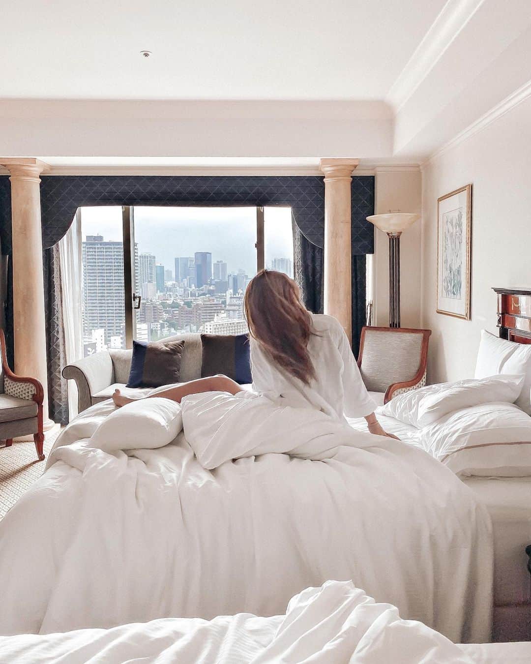 Manamiのインスタグラム：「Staycation at @westintokyo 🏨 with @rino416 🍒 海外に行けなくても旅行気分を味わえて 最高なstayでした🤍🤍🤍 お部屋でafternoon teaや朝食が頂ける巣ごもりプラン、 めっちゃおすすめ〜😚  #しばらくは日本を楽しむぞ🦌 #westintokyo #letsrise #staycation  #PR」