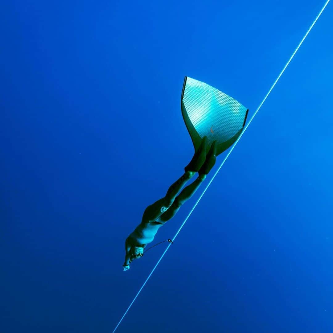 福田朋夏さんのインスタグラム写真 - (福田朋夏Instagram)「潜っていくと、身体の中の浮力がなくなって、何もしなくてもスーッと沈んで行って、スピードがどんどん速くなっていきます。 ただ海に身体を預けるしかなくなった時、身体の力を抜いていくと、何だかほっと安心感が生まれてきて、この世界にずっといられたらいいのにと思う。 でも、少しの時間しかいられない世界だからこそ、また帰りたくなるんだろうなー🌏✨ #freediving #deeptraining @zero_wetsuits @yamamotowetsuits @oleg_pudov @aqualungdivers Photo by @ryuzoshinomiya」8月19日 9時01分 - tomoka_fukuda