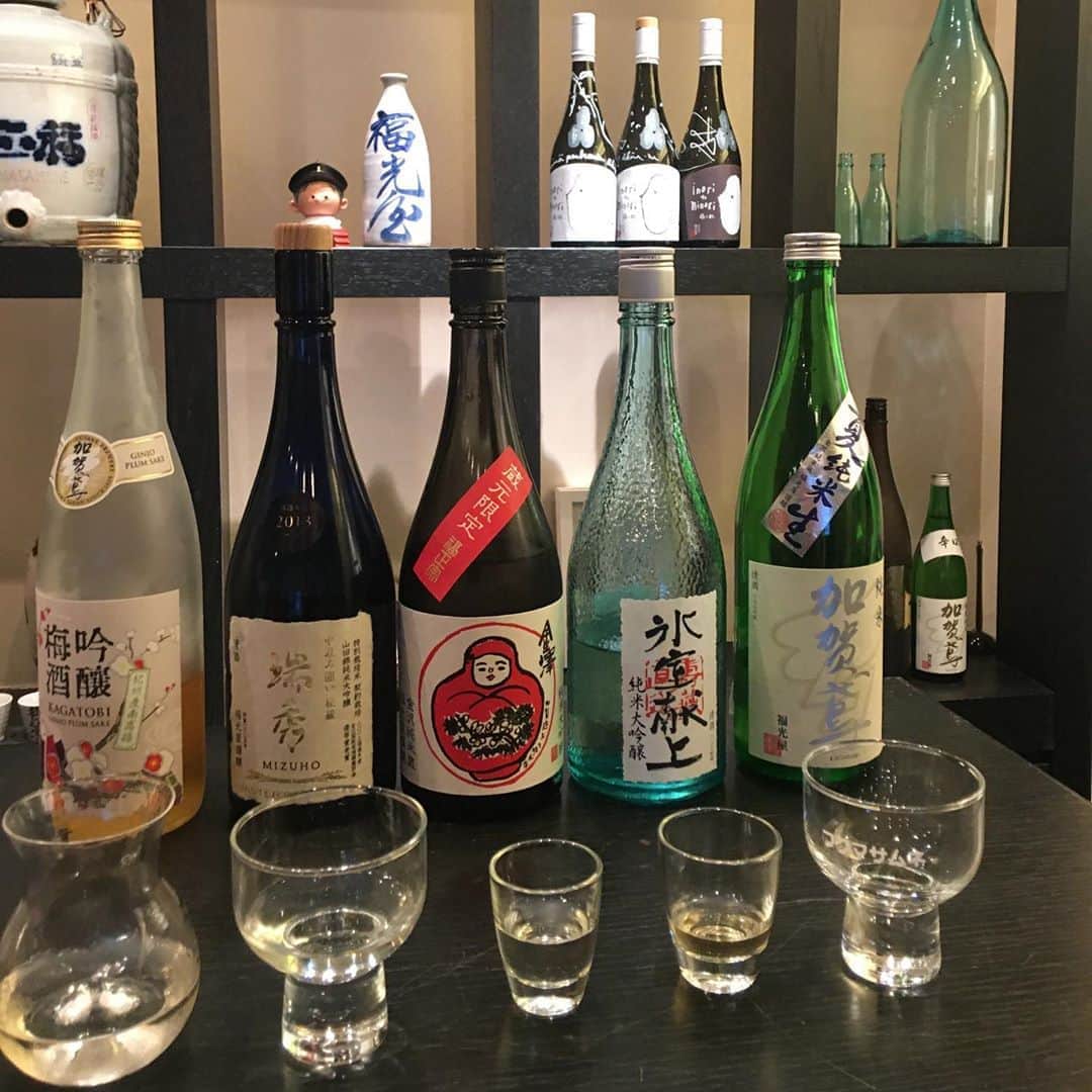 増山敬子さんのインスタグラム写真 - (増山敬子Instagram)「金沢で最も長い歴史を持つ酒蔵さんがつくるお酒は 基本"米と水" @fukumitsuya_official  * 日本酒ができあがるまで・・・ お酒について基礎知識皆さんはありますか？ 私はお酒が本当に弱くって頭もすぐに痛くなっちゃうし お酒を自分から好んで頂く事が３５歳過ぎるまでなかったんです。 今回福光屋さんで学んだ #純米酒　#非純米酒　の違い。 すっごくすっごくいいことを知れ、日本酒ができるまでの物語、 ショートムービーをみせていただいたんですがこれがもう 鳥肌が立つくらいかっこよかったの！ストーリーに少し紹介させていただきますが、きっと日本酒をいただきたくなるはずです。こだわりの、恵の百年水に契約栽培米、伝統技術そして金沢だからできる純米酒。 福光屋の歴史を学びながら日本酒の飲み比べをさせていただいたんですが、なんとまったく頭も痛くならず、美味しくいただけて、幸せでした。 原材料にいろんなものが混ざらず（←こことっても重要。ここが混ざっているから頭が痛くなるんだなっと認識）、米と水、米麹で作られている福光屋さんのお酒のファンになりましたし、お酒以外のラインナップも私は気になって、目を付けたアイテムが実はいくつかあります♪ 金沢で一番訪れて嬉しかった場所かな！ 唎き酒コース ベーシックを 今回は子供たちと一緒に見学させていただきました。（一人５００円）ずっと歴史が受け継がれている。東京で知れないことって実は本当に沢山あるんだなって。金沢に来てすごく心から感じました。#暮らすように旅をする #純米蔵の酒造り １６２５年創業の#福光屋」8月19日 8時59分 - keikomasuyama