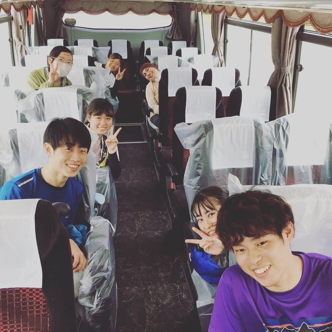 Kumamoto COC+さんのインスタグラム写真 - (Kumamoto COC+Instagram)「8/11の芦北ボランティアに参加してくれた学生さんです。帰りのバスでも元気に笑顔でした。 #熊本大学 #学生ボランティア #gakuvo」8月19日 9時00分 - kumadaikido