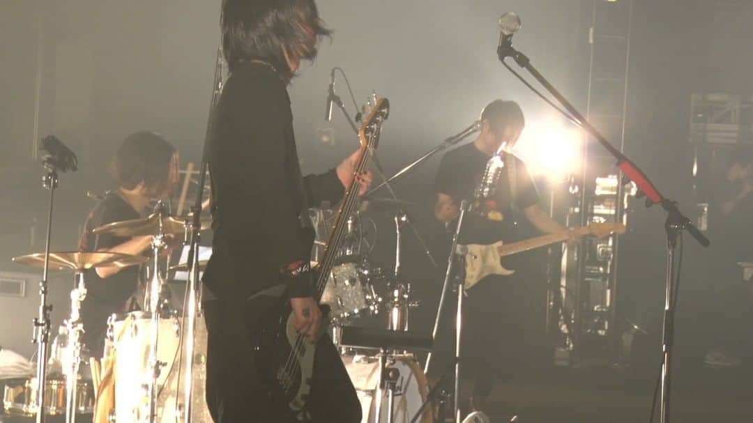 ORANGE RANGEのインスタグラム：「2015年に中野サンプラザホールで行われた『ORANGE RANGE LIVE TOUR 015 ～TEN～ 』より、「瞳の先に」の #レンジのライブ 映像公開📺 スローテンポな曲調、裏打ちリズムからサビで広がりをみせる展開、そして歌詞が背中を押してくれる応援歌です📢 https://youtu.be/GFDZO5CCvD0  🍊#ORANGERANGE Haisai🍊 #dTV ほか主要配信サイトおよび各サブスクリプションサービスでも配信開始🎧 https://jvcmusic.lnk.to/ORANGERANGE @orangerange_official」