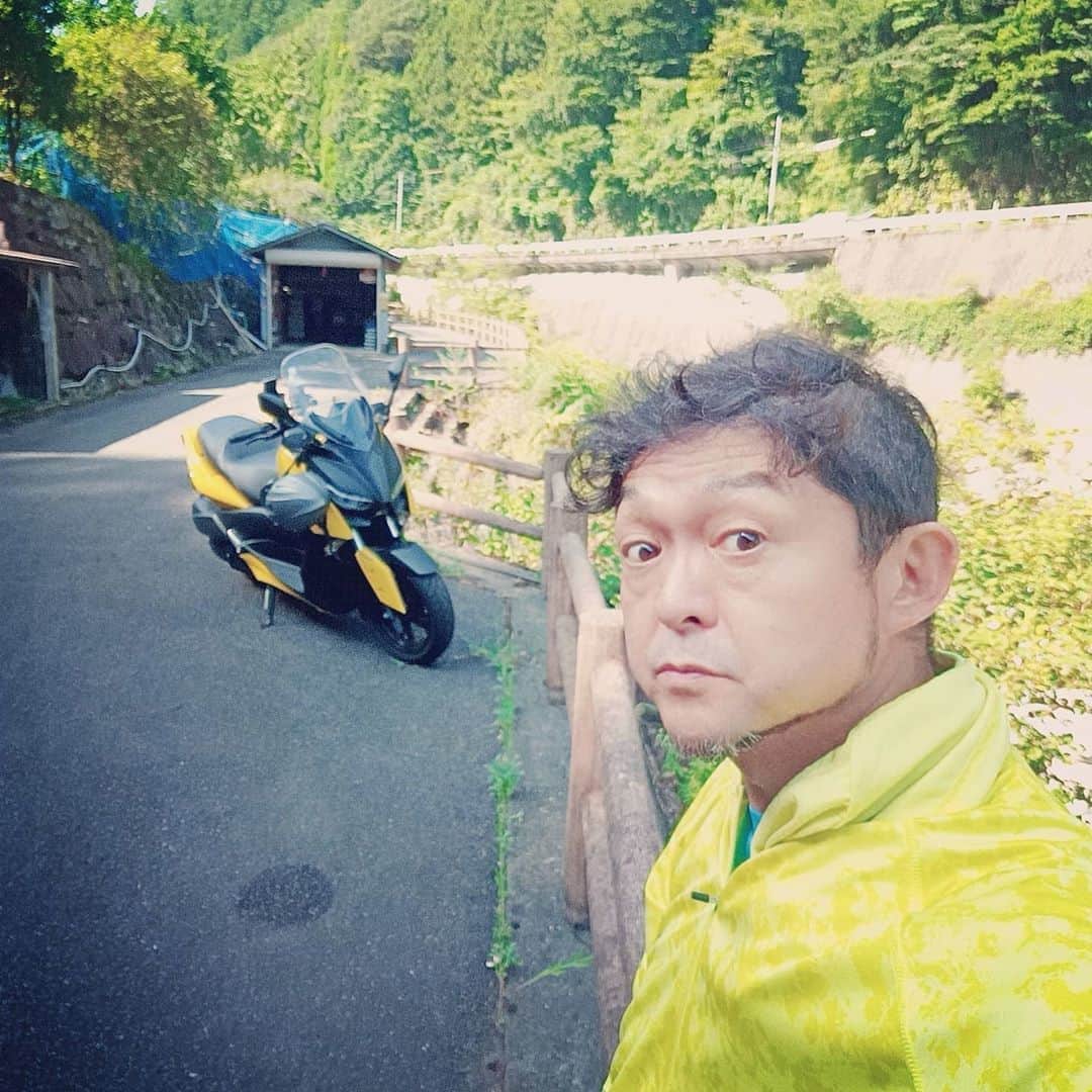 松本隆博のインスタグラム：「。 8月19日、親父の命日。 バイクの日だから～ ここまで来たー面河渓。 …俳句の日、でもあるから ここで一句！！  父に知り、 思えばここに、 バイクはいく」