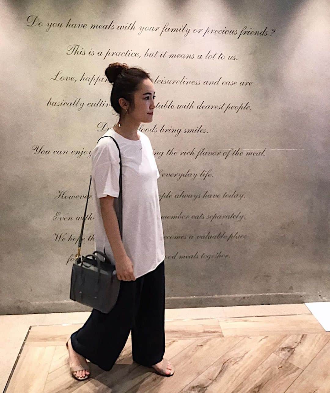 中野英菜のインスタグラム：「今年の夏はゆるゆるとした 格好が多かったです🌿 Tops：#SHIPS Bottom：#Lilybrown Bag：#CELINE そしてオールバックおだんごヘアが定番な夏でした⭐️ #夏コーデ #サマーコーデ #コーデ #coordinate #code #fashion #summer #japan」