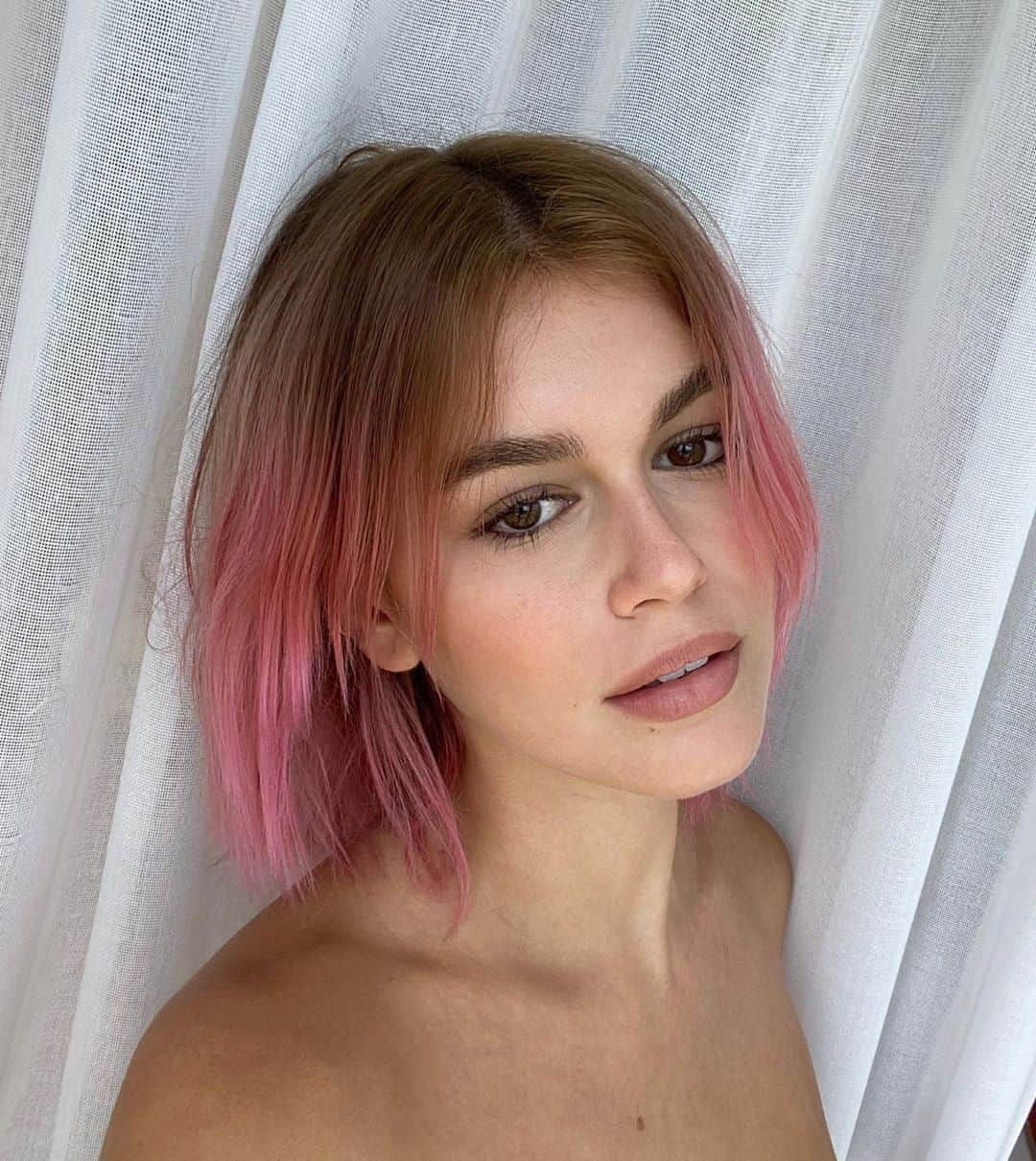 のインスタグラム：「@kaiagerber just debuted a new look! Tap the link in our bio to get all the behind-the-scenes details of her DIY hair dye.」