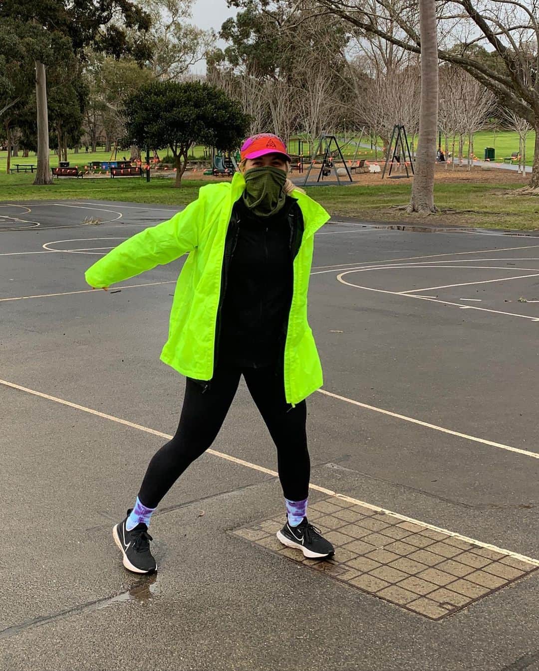 フィービー・ディ・トマソのインスタグラム：「hi viz happy hour w @fit_bear 💥 #wetrainintherain」