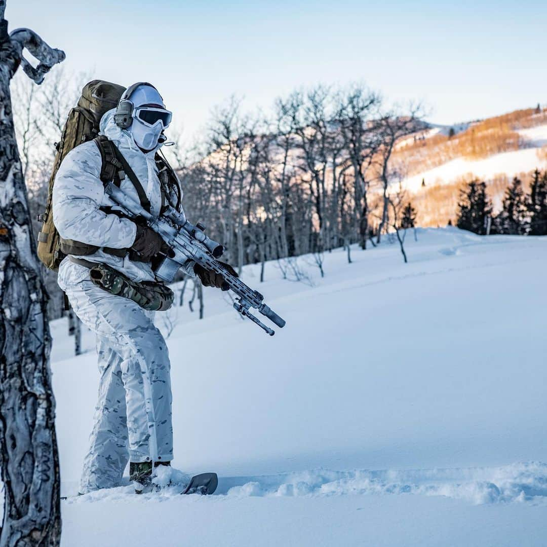 ワイルドシングスのインスタグラム：「Here’s a cool shot before tomorrow. Hot stuff inbound...  Gear in shot: White Out Overwhites Jacket White Out Overwhites Pant Knuckle Toaster FR Andinista Pack  #socom #overwhites #soldier #specialoperations #coldweather @multicampattern @revisionmilitary @magpul」