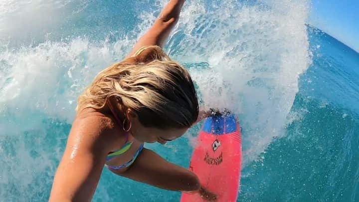 フェリシティー・パルマティアーのインスタグラム：「Can confirm this bikini is good for surfing @moana_bikini 👙🏄🏼‍♀️💗@mayhemsurfboards_mattbiolos @lostaustralia @lostsurfboards」