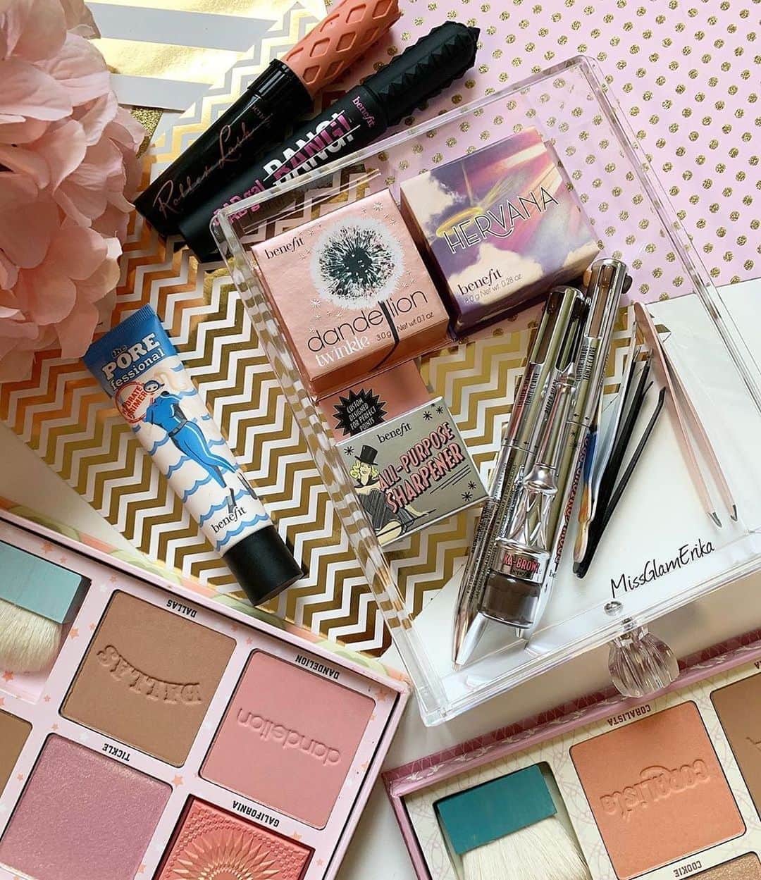 Benefit Cosmeticsさんのインスタグラム写真 - (Benefit CosmeticsInstagram)「This setup 💁🏽‍♀️ What’s the LAST #benefit product you used on your face?! 👇🏽 #regram @missglamerika #benefit」8月19日 9時37分 - benefitcosmetics