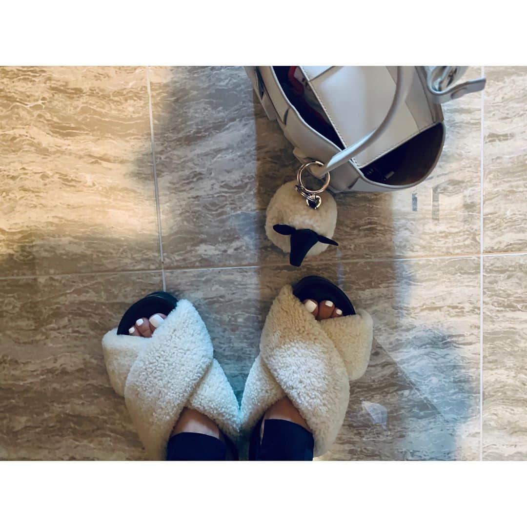 のインスタグラム：「🐑 ご質問頂いてたサンダル、 去年？一昨年？の @jilsander です👣」