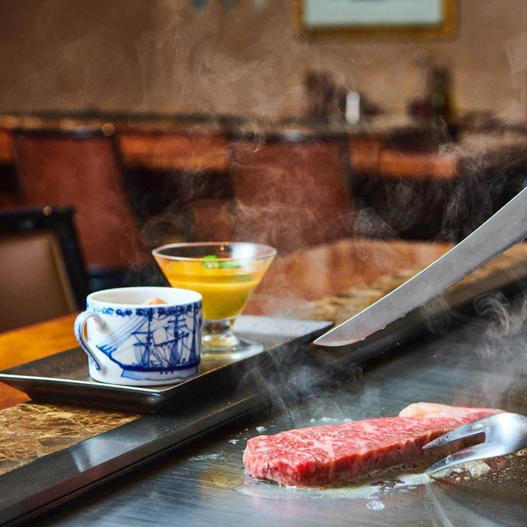 横浜ロイヤルパークホテルのインスタグラム：「目の前で焼き上がる香ばしいお肉の匂いに食欲がそそられること間違いなし。 鉄板焼「よこはま」でお食事はいかがですか☺️  #横浜ロイヤルパークホテル　#yokohamaroyalparkhotel #横浜 #yokohama #ホテル #hotel #ホテルランチ #hotellunch #ホテルディナー #hoteldinner #ご褒美ランチ #ご褒美ディナー #thepreferredlife #royalparkhoteljp」
