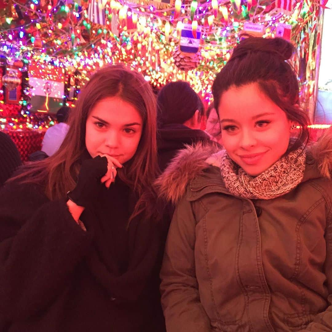 シエラ・ラミレスさんのインスタグラム写真 - (シエラ・ラミレスInstagram)「Sisters by chance, besties by choice. Happy birthday to my Maia papaya💖 no one else I’d rather make music videos with in our hotel room before dinner plans on vacay lmaoo. Truly never a dull moment with you over the years. Cheers to always being the Callie to my Mariana🥰🍰🥳💖 luh you mami, go have a MAIA-TAI🍹」8月19日 9時56分 - cierraramirez