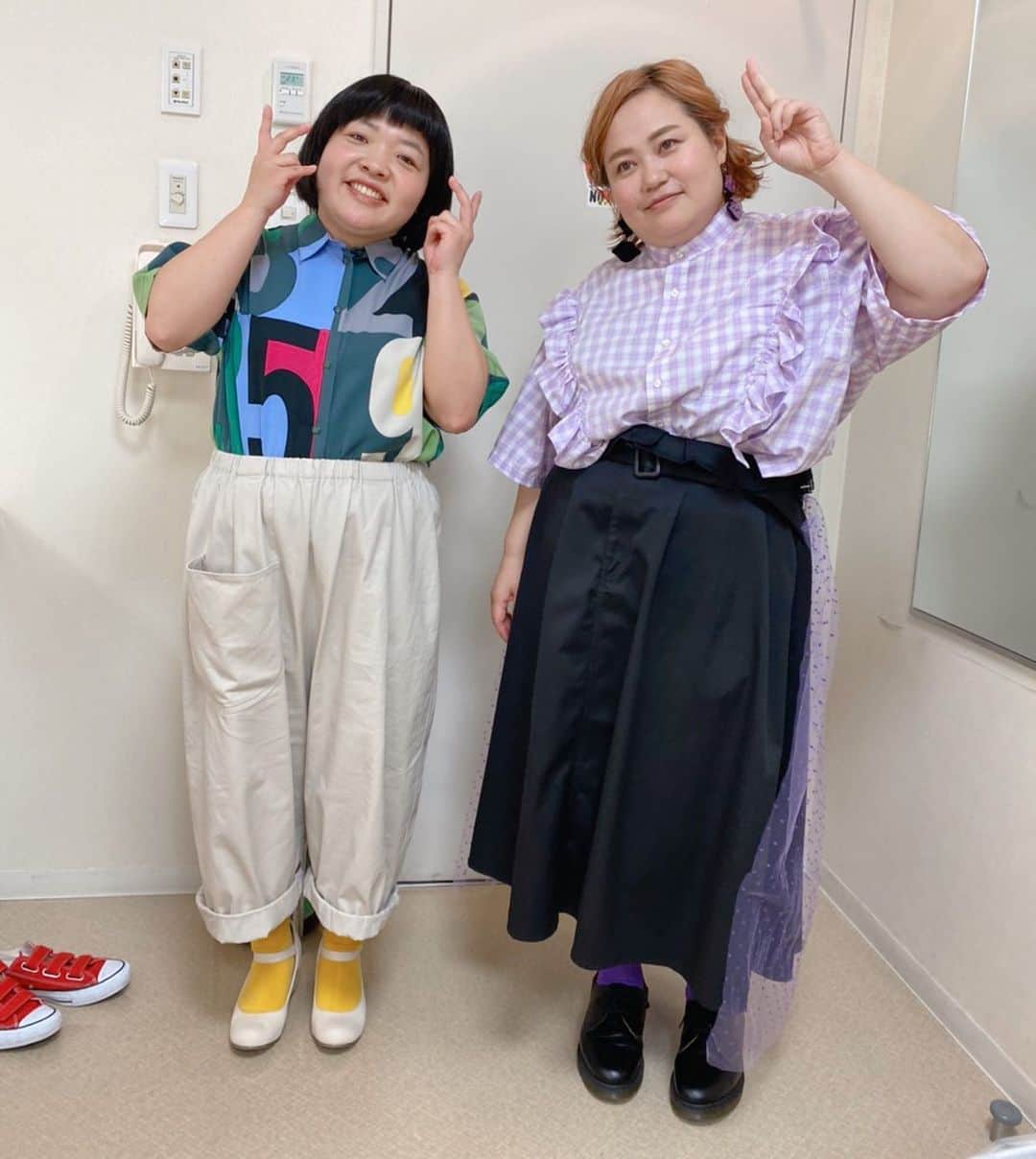 おかずクラブのインスタグラム：「#潜在能力テスト 👚👗👠 おはようございます☀ スタイリストのAyumiです！ 昨日OAだった潜在能力テストの衣裳です🍈🍈  オカリナ⭕️ 数字柄マルチカラーブラウス👉🏻SPINNS @spinns_official  パンツ👉🏻amatunal @amatunal_shop  その他スタイリスト私物  ゆいP⭕️ パープルリメイクブラウス👉🏻SPINNS @spinns_official  スカート👉🏻PUNYUS @punyus  靴👉🏻Dr.Martens @drmartens_japan  パープル💋イヤリング👉🏻(me) その他スタイリスト私物  Styled by @ayumiii_2019   潜在能力テストは、基本座りで上半身がメインで映るので、2人ともトップスをカラフルにしました！ 靴下は、きっと見えて無かったと思いますが、トップスに入ってる色を入れてたのですよ！ ゆいPさんに関しては、今回は色物は全てパープルで合わせました！ イヤリングもパープルの💋で、こちらも見えて無かったかもですが、スカートにはパープルチュール付けました！ オカリナさんは、ブラウスに入ってる色としては少なめなイエローを靴下に入れました！ 色んな色が入ってるスタイリングでも、小物を服の色と合わせると統一感でますよ！ ゆいPさんみたいにワンカラーでも、色のトーンを変えたり、分量や配置などで、うるさくならずまとまった感じになります！  #潜在能力テスト #おかずクラブ #okazugram」