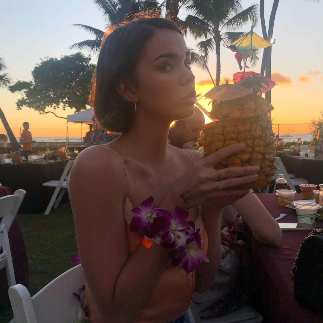 シエラ・ラミレスのインスタグラム：「Sisters by chance, besties by choice. Happy birthday to my Maia papaya💖 no one else I’d rather make music videos with in our hotel room before dinner plans on vacay lmaoo. Truly never a dull moment with you over the years. Cheers to always being the Callie to my Mariana🥰🍰🥳💖 luh you mami, go have a MAIA-TAI🍹」