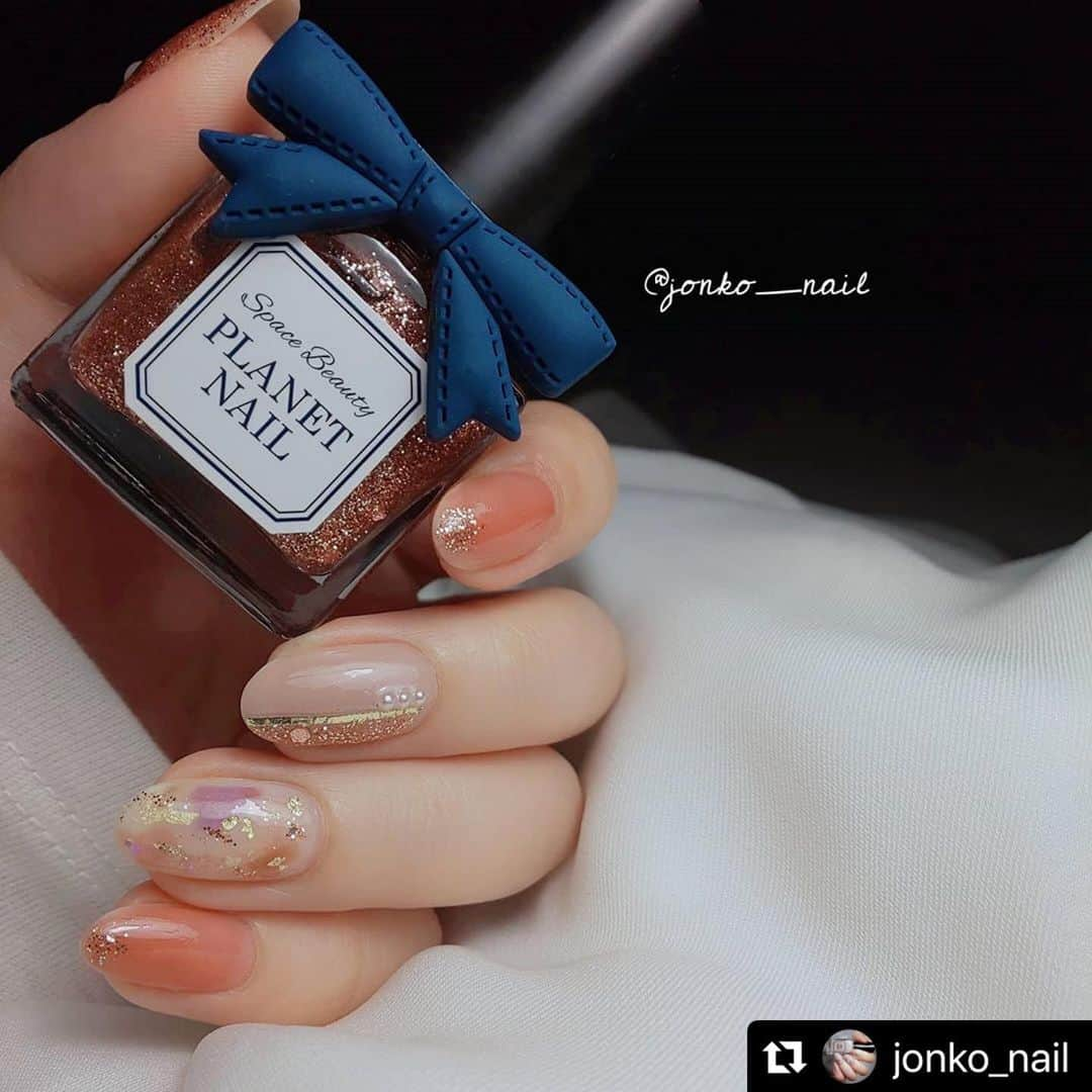 【PLANET NAIL（プラネット ネイル）】公式さんのインスタグラム写真 - (【PLANET NAIL（プラネット ネイル）】公式Instagram)「@jonko_nail さん PLANET NAIL Basic Line PLB18 星屑シャングリラ を使用したネイルアレンジのご紹介ありがとうございます💅 ・ #Repost @jonko_nail with @make_repost ・・・ . . ✼••┈┈┈┈┈┈┈┈┈┈┈┈┈┈┈┈••✼  お上品👠キラキラ✨ラメネイル💅 ✼••┈┈┈┈┈┈┈┈┈┈┈┈┈┈┈┈••✼ . 久々にPLANETのラメが恋しくなってメインで使ってみました𓈒 𓂂𓏸 全部の指で使ってますよ♥ . PLANETはこれ1本しか持ってないので集めたいところ…🤤💸 やっぱりラメの輝きが綺麗なのよね〜🥺✨ 形や大きさの違うものが入ってるから好きな部分をチョイスして乗せることもできていいよね💕 おすすめあれば教えてください🙇‍♀️ . 左手で言うところの人差し指と小指は、パラドゥのネイルファンデーション(エンゲージピンク)を一塗りした後に、インテグレートグレイシィ92番を2コートして出した色味です😋 ライトでちょっとオレンジっぽく写っちゃってるけど、実際はもっとピンクで少し赤みを帯びたちゅるちゅるの心ときめくお色になりました！ (自然光で撮れないのが残念😇) . . ✎*。使用カラー @planet.jp ▹▸﻿#星屑シャングリラ @_squseme_ ▹▸﻿#グロッシーコート グレージュ @parado_nailbu ▹▸﻿#ネイルファンデーション #エンゲージピンク @canmaketokyo ▹▸﻿N29 ミルクシロップ @genish_official ▹▸﻿#オールドアンバー @friendnail_official ▹▸﻿#シロップブルー #シロップレッド @integrate_jp ▹▸﻿#インテグレートグレイシィ92 . ✎*。使用アイテム @allthatnail_jp ▹▸ハーフパール_セット_ホワイト ▹▸﻿デコアートホイル ゴールド @daiso_official ▹▸﻿ラインシール ゴールド . . . #セルフネイル #セルフネイル部 #selfnailclub #selfnail #ポリッシュネイル #プチプラネイル #ネイル好きな人と繋がりたい #セルフネイラーさんと繋がりたい #マニキュア #ネイル大好き #ポリッシュ派 #自爪ネイル #ママネイル #トレンドネイル #ネイル写真研究 #上品ネイル #キラキラネイル #ラメネイル #planetnail #プラネットネイル #大人可愛いネイル」8月19日 9時56分 - planet.jp