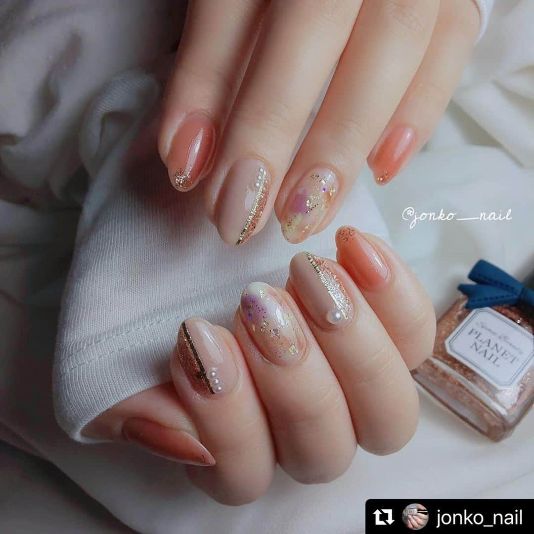 【PLANET NAIL（プラネット ネイル）】公式さんのインスタグラム写真 - (【PLANET NAIL（プラネット ネイル）】公式Instagram)「@jonko_nail さん PLANET NAIL Basic Line PLB18 星屑シャングリラ を使用したネイルアレンジのご紹介ありがとうございます💅 ・ #Repost @jonko_nail with @make_repost ・・・ . . ✼••┈┈┈┈┈┈┈┈┈┈┈┈┈┈┈┈••✼  お上品👠キラキラ✨ラメネイル💅 ✼••┈┈┈┈┈┈┈┈┈┈┈┈┈┈┈┈••✼ . 久々にPLANETのラメが恋しくなってメインで使ってみました𓈒 𓂂𓏸 全部の指で使ってますよ♥ . PLANETはこれ1本しか持ってないので集めたいところ…🤤💸 やっぱりラメの輝きが綺麗なのよね〜🥺✨ 形や大きさの違うものが入ってるから好きな部分をチョイスして乗せることもできていいよね💕 おすすめあれば教えてください🙇‍♀️ . 左手で言うところの人差し指と小指は、パラドゥのネイルファンデーション(エンゲージピンク)を一塗りした後に、インテグレートグレイシィ92番を2コートして出した色味です😋 ライトでちょっとオレンジっぽく写っちゃってるけど、実際はもっとピンクで少し赤みを帯びたちゅるちゅるの心ときめくお色になりました！ (自然光で撮れないのが残念😇) . . ✎*。使用カラー @planet.jp ▹▸﻿#星屑シャングリラ @_squseme_ ▹▸﻿#グロッシーコート グレージュ @parado_nailbu ▹▸﻿#ネイルファンデーション #エンゲージピンク @canmaketokyo ▹▸﻿N29 ミルクシロップ @genish_official ▹▸﻿#オールドアンバー @friendnail_official ▹▸﻿#シロップブルー #シロップレッド @integrate_jp ▹▸﻿#インテグレートグレイシィ92 . ✎*。使用アイテム @allthatnail_jp ▹▸ハーフパール_セット_ホワイト ▹▸﻿デコアートホイル ゴールド @daiso_official ▹▸﻿ラインシール ゴールド . . . #セルフネイル #セルフネイル部 #selfnailclub #selfnail #ポリッシュネイル #プチプラネイル #ネイル好きな人と繋がりたい #セルフネイラーさんと繋がりたい #マニキュア #ネイル大好き #ポリッシュ派 #自爪ネイル #ママネイル #トレンドネイル #ネイル写真研究 #上品ネイル #キラキラネイル #ラメネイル #planetnail #プラネットネイル #大人可愛いネイル」8月19日 9時56分 - planet.jp