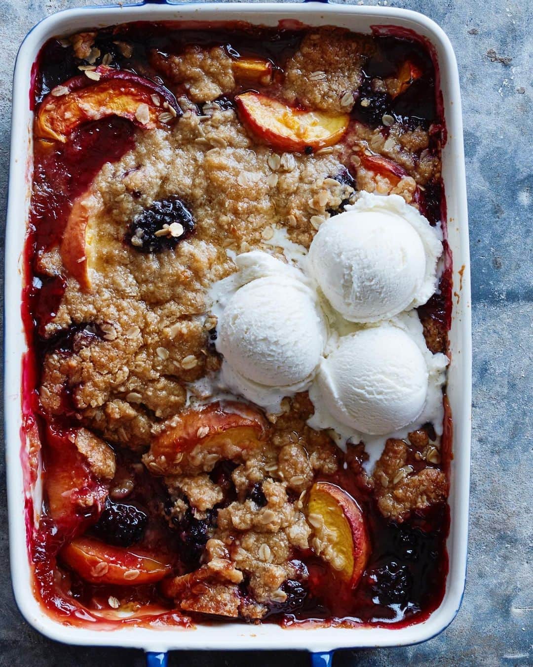 Gaby Dalkinさんのインスタグラム写真 - (Gaby DalkinInstagram)「Literally the only thing that could get me to turn on my oven in this 100 degree heat: Blackberry Peach Crisp. I’ll be here sitting in front of the freezer, eating the crisp with an aggressive amount of ice cream on top so I can keep cool. It’s called BALANCE people!! https://whatsgabycooking.com/blackberry-peach-crisp/」8月19日 9時58分 - whatsgabycookin