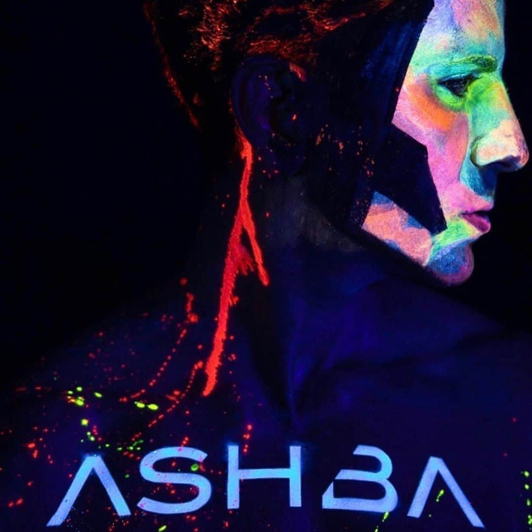 DJアシュバさんのインスタグラム写真 - (DJアシュバInstagram)「So f’n cool to see such creativity from this Abducted couple!! #hypnotic #ashba #edm #rockguitar」8月19日 10時09分 - ashba