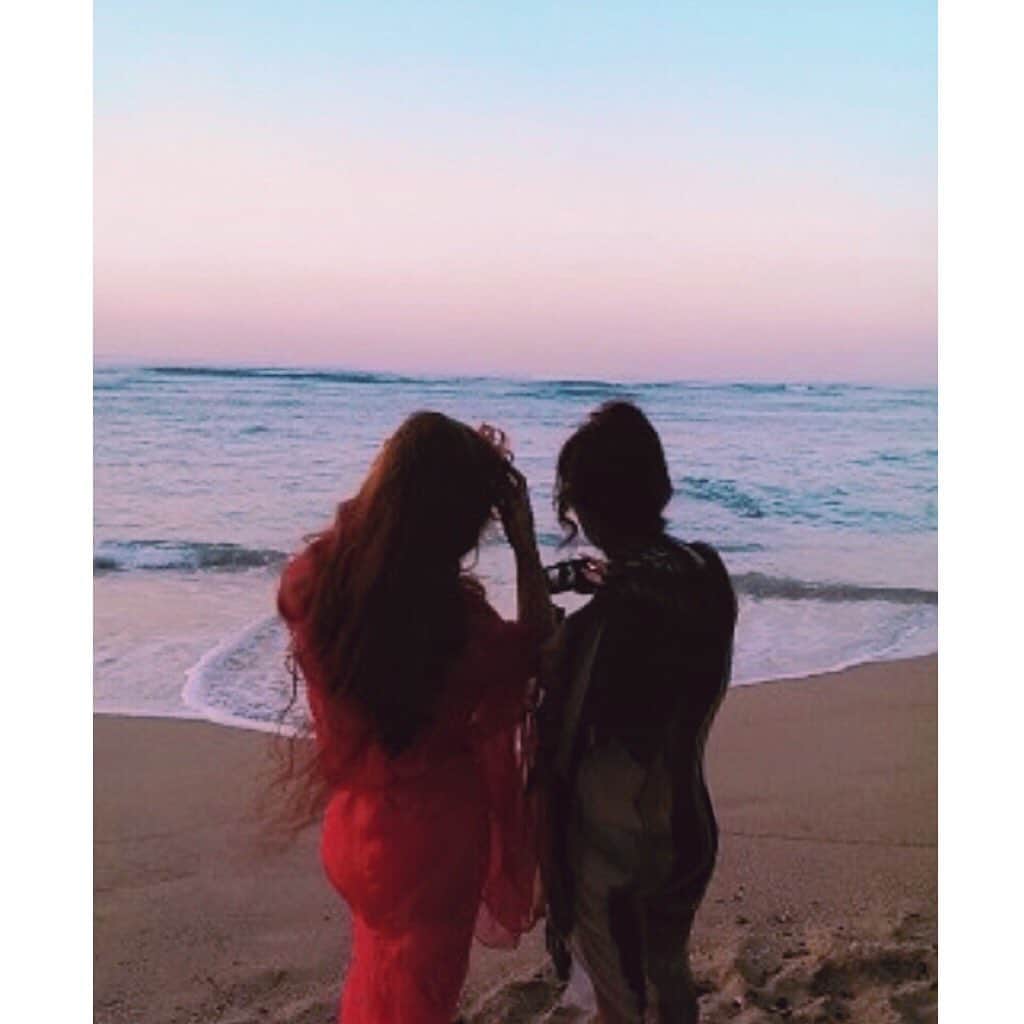 叶姉妹のインスタグラム：「ファビュラスな姉💖と私⚜️のなかよしビーチ💋✨と、⚜️私達の愛する大切な皆さんへ…🌹✨✨ 私達の愛する大切な皆さん、ごきげんいかがでしょうか🥰💖 さて、 以前からのいろいろなお写真を整理しておりましたらこのようなお写真が…。😋💖 これは、ハワイでの ファビュラスな姉の お気に入り サンライズですよ。 「美香さん、 サンライズが あまりにもプレシャスで美しいから 上手くお写真を撮って 皆さんにお見せしましょうね。」 と言って お写真を撮っておりますところを グッドルッキング・ガイのひとりが 「2人があまりにも キュートで天使のように 美しかったから そっと撮っておいたんだよ…」 とその背後から…。😊💖 ファビュラスな姉が 静かに… 私に、 「美香さん、 いつも側にいてくれてありがとう。 美香さんがいないと わたくしは 生きていけないから…💋✨。」と、 いきなりそっと言われて 一瞬時間が止まったように。 あっ… 思わず涙がでそうに なりましたよ😢💖  心に感じたコト 言葉にするのは 難しいですが 一生懸命シンプルに 誠意をもって伝えること、とても大切ですね🌹✨  「私達の愛する大切な皆さん 私達をプレシャスな心で いつもあたたかく 見守って 支えてくださり 心から感謝しておりますよ🥰💖」 私達の愛が、 私達の愛する大切な皆さんに届きますように。🌹✨ 💎「世の中が見えない危険にさらされて 急速に変化する不安定な今、 わたくし達の愛する大切な皆さんが どうか 心身ともに健やかに幸せに過ごされますように 心より願っておりますよ。🌹✨」 #amazing #heavenly #heaven #叶ポージングエクササイズ #ダイエット#precious #fabulous #叶姉妹 #heaven #angel #宇宙  #コミケ #叶  #peace #peaceful #lgbtq #至福 #幸運  #天使 #女神 #愛するあなたへ」