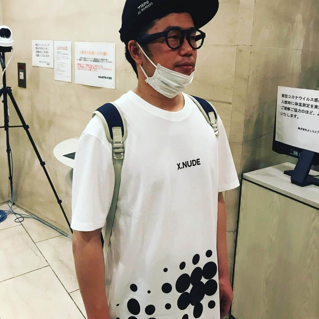 吉田裕さんのインスタグラム写真 - (吉田裕Instagram)「何をしてるかわかりますか？  桜井くんの眼鏡を借りて音楽聴いています。 凄いですよね。 イヤホン付けずでも音楽が聴けるんです！ いやー凄い！！ #吉本新喜劇 #眼鏡から音楽が #XNUDE」8月19日 10時12分 - y.yutaka