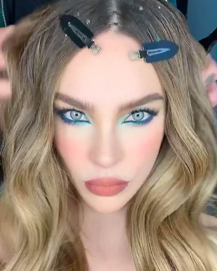 ベリンダのインスタグラム：「🐍🐉🐲🥀」