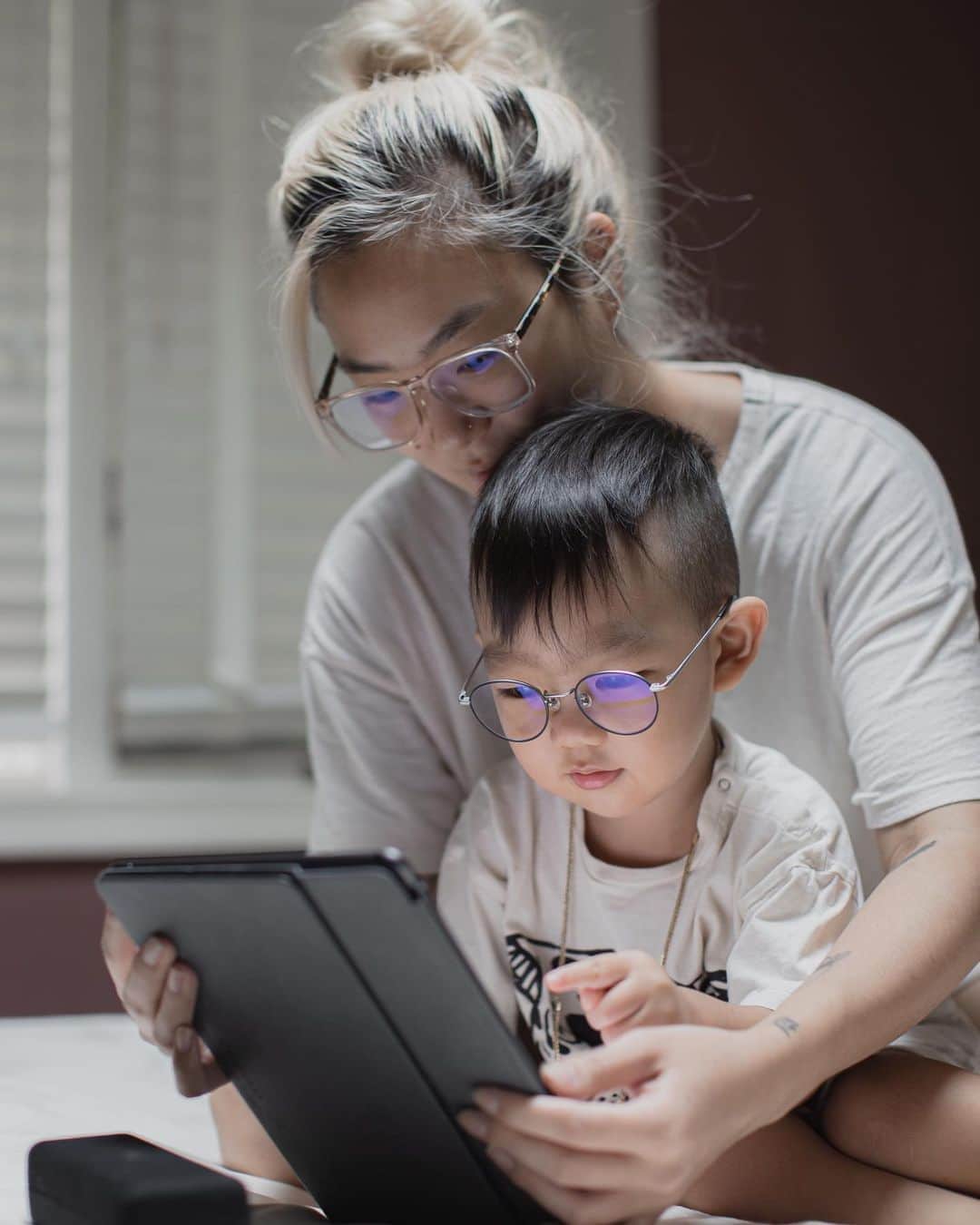 のインスタグラム：「Now more than ever, classes are taught online whether that be summer school or tutoring. Protect your kids' eyes from the increase of screen time by adding our JINS SCREEN Plus to any Kids frames. How cute do they look! Take $15 off to prepare for going back to School with BTS15. Learn more: jins.life/jins-screen」