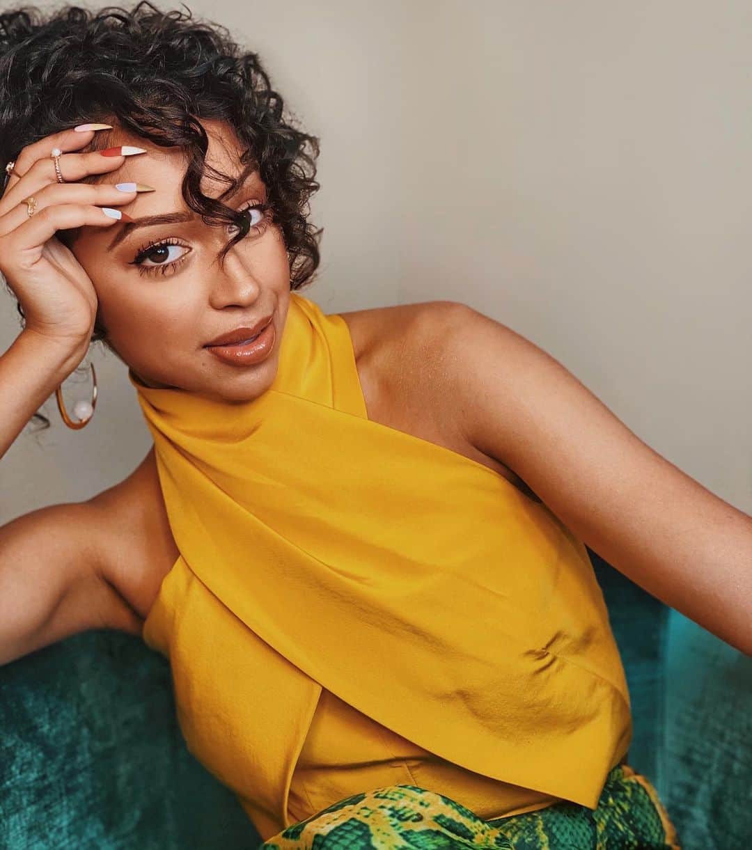 リザ・コッシーのインスタグラム：「if it's yellow, let it mellow」