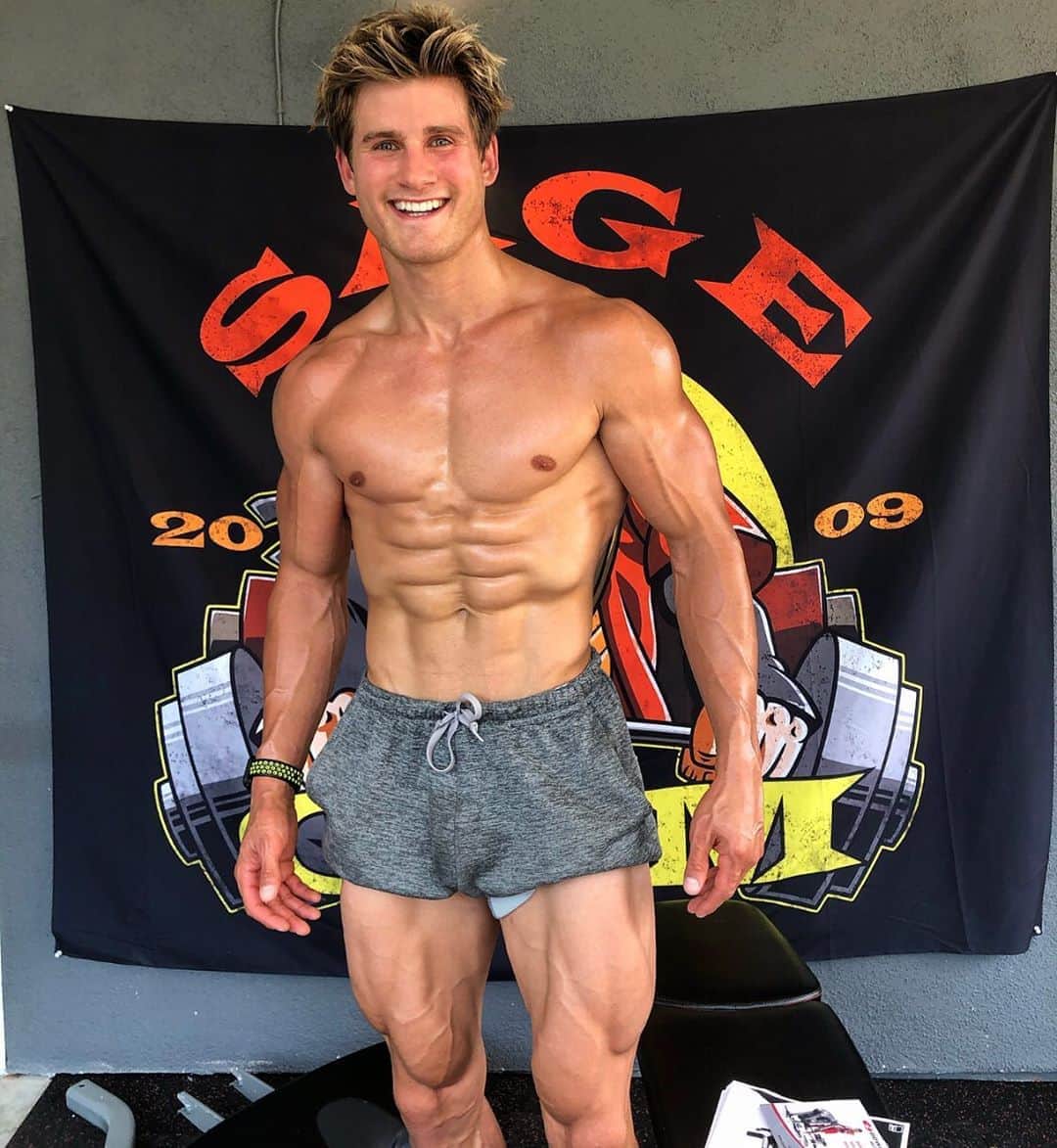 セージ・ノースカットのインスタグラム：「109° outside and just finished a long run! Never stop pushing yourself 👊🏼」