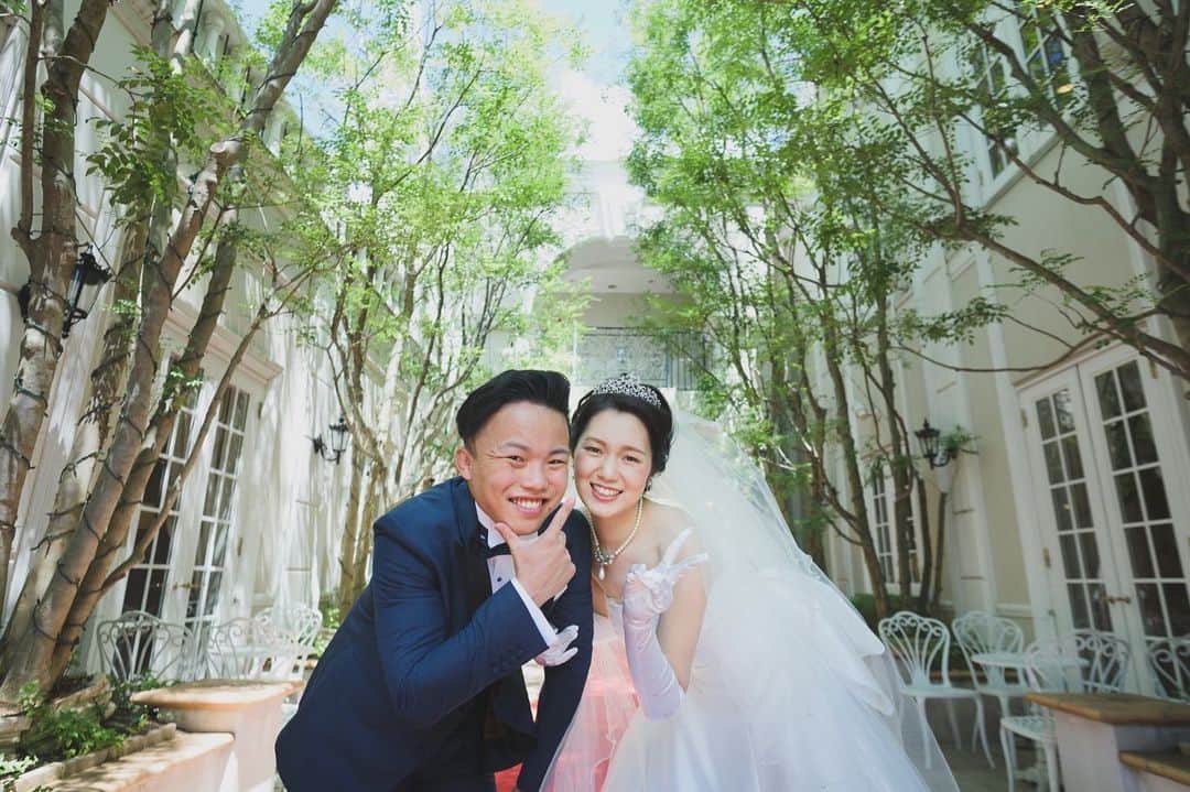 ArtGraceWeddingHillsさんのインスタグラム写真 - (ArtGraceWeddingHillsInstagram)「▼ キラキラなのは ステンドグラスとおひさま だけじゃあ ありません. 🌞 #洋装前撮り #photoby_ag_shinomiya」8月19日 10時31分 - artgraceweddinghills