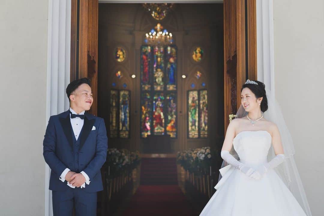 ArtGraceWeddingHillsさんのインスタグラム写真 - (ArtGraceWeddingHillsInstagram)「▼ キラキラなのは ステンドグラスとおひさま だけじゃあ ありません. 🌞 #洋装前撮り #photoby_ag_shinomiya」8月19日 10時31分 - artgraceweddinghills