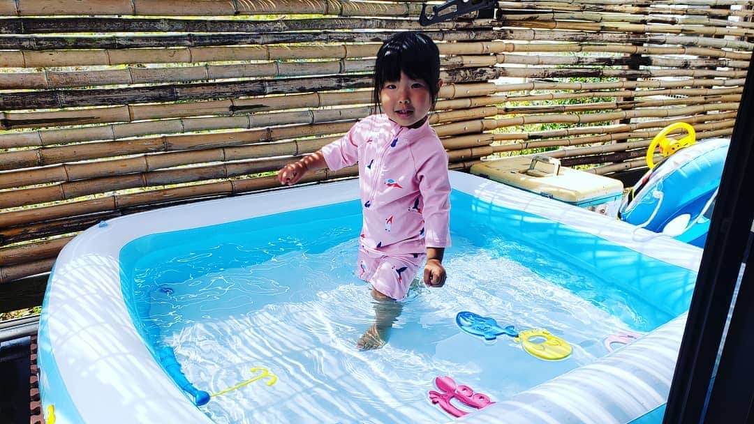 永里亜紗乃のインスタグラム：「プール日和😎 #2歳児 #夏」