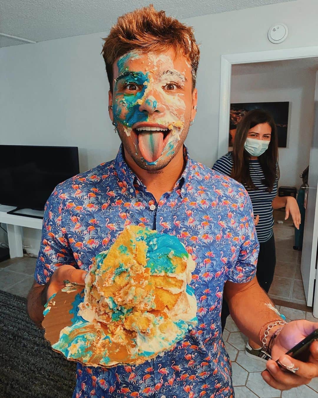Sebastián Villalobosのインスタグラム：「Gracias por llegar y quedarse soñando a mi lado. Feliz día, mis piezas del cubo, ustedes significan el mundo para mí. 💙🎂 #Agosto18」