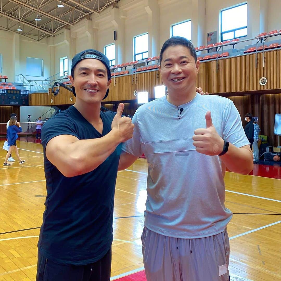ダニエル・ヘニーさんのインスタグラム写真 - (ダニエル・ヘニーInstagram)「드디어 만났다. 만나고 싶었던 현주엽선수!  같이 시간 보낼수있어서 좋았어요.. So happy to meet one of my favorite Korean basketball heroes!  Tune in next week to 위대한 배태랑 for the training session!」8月19日 10時42分 - danielhenney