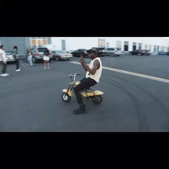 セオフィラス・ロンドンのインスタグラム：「LOVE WOMEN , GET BITCOIN  “Marchin” music video is a few days away from premier . Stay tuned for cool updates as well as new music  via BEBEY FOUNDATION 🛵💨 #TRAILER2」