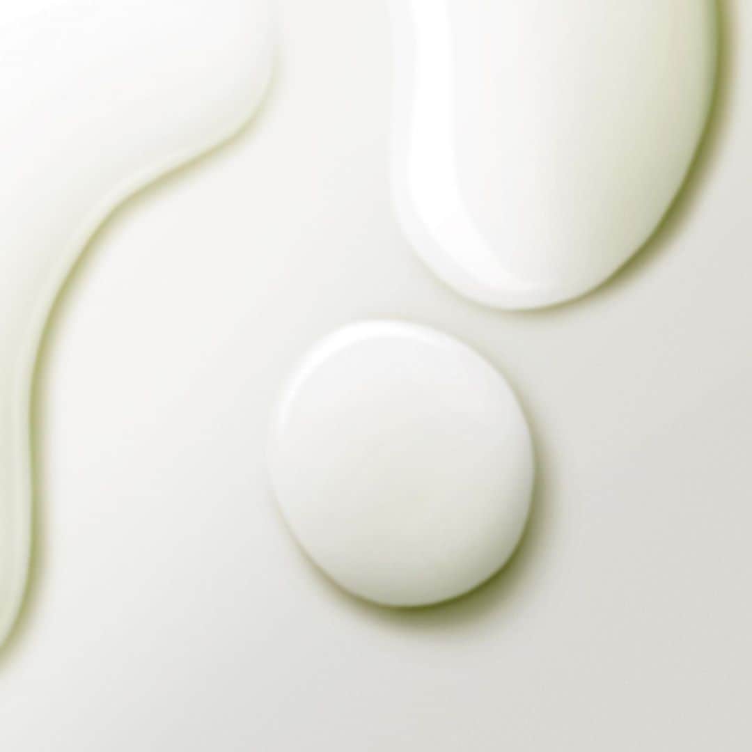 ドゥラメールのインスタグラム：「Velvety, versatile, addictive. With its soothing aroma and sensorial texture, this multi-use serum is your go-to for extreme-to-everyday skincare needs. NEW #TheConcentrate」