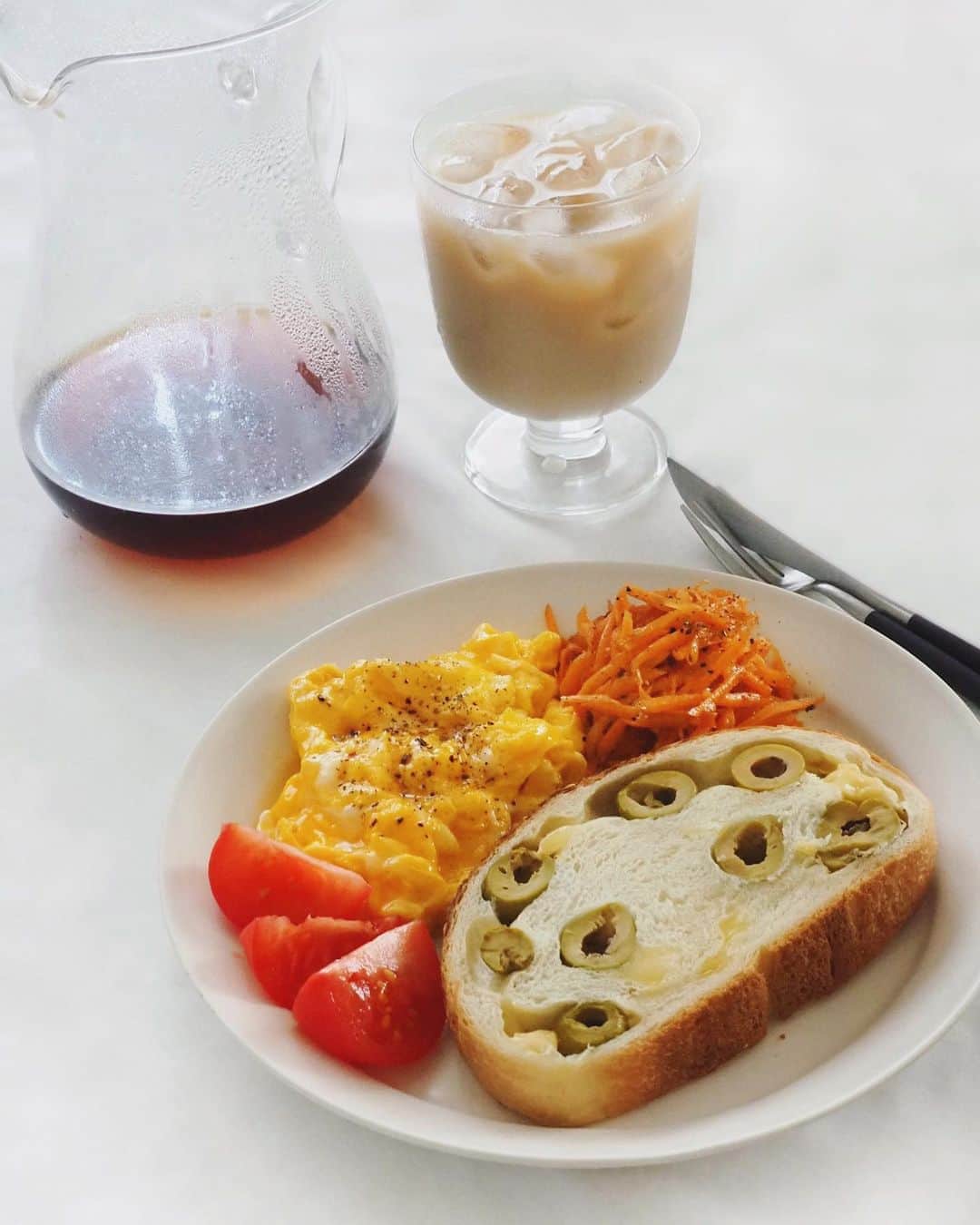 猪鼻ちひろのインスタグラム：「🥚🍞☕️ おはようございます。 甥っ子と遊んだ日の熟睡度はすごい。 帰ってきてアクセサリーを作って、カトラリーのことも進めて(本当に毎日チームのみんなで頑張っているのですが発売が来年になってしまうかも…物作りの大変さを痛感する日々ですが、いいものを世に生み出したい一心です🔥) そして、クーラーのおかげもあってか、どうも寝過ぎてしまう…笑 みたいな夜でした。  朝はごはんを想像してから起きるんだけど、 最近はスクランブルエッグにハマっています。 【レシピ】 ●卵…2個 ●牛乳か豆乳…大さじ2(〜4) ●マヨネーズ…小さじ1 ●塩胡椒…お好みで をバターで弱火で焼く という感じです😚 パンに乗っけて食べたり、優雅な音楽をかけてみたりすると気分転換になるのでオススメです。 さぁ、危険な暑さは続きますが今日も水分塩分摂って頑張りましょう✊🏻 @from_chiro の新作も作るよ✊🏻 #ちひろkitchenレシピ #スクランブルエッグ #ちひろのごはん #ちひろkitchen #オリーブとチーズのパン #ブーランジェリースドウ #ブーランジェリー」
