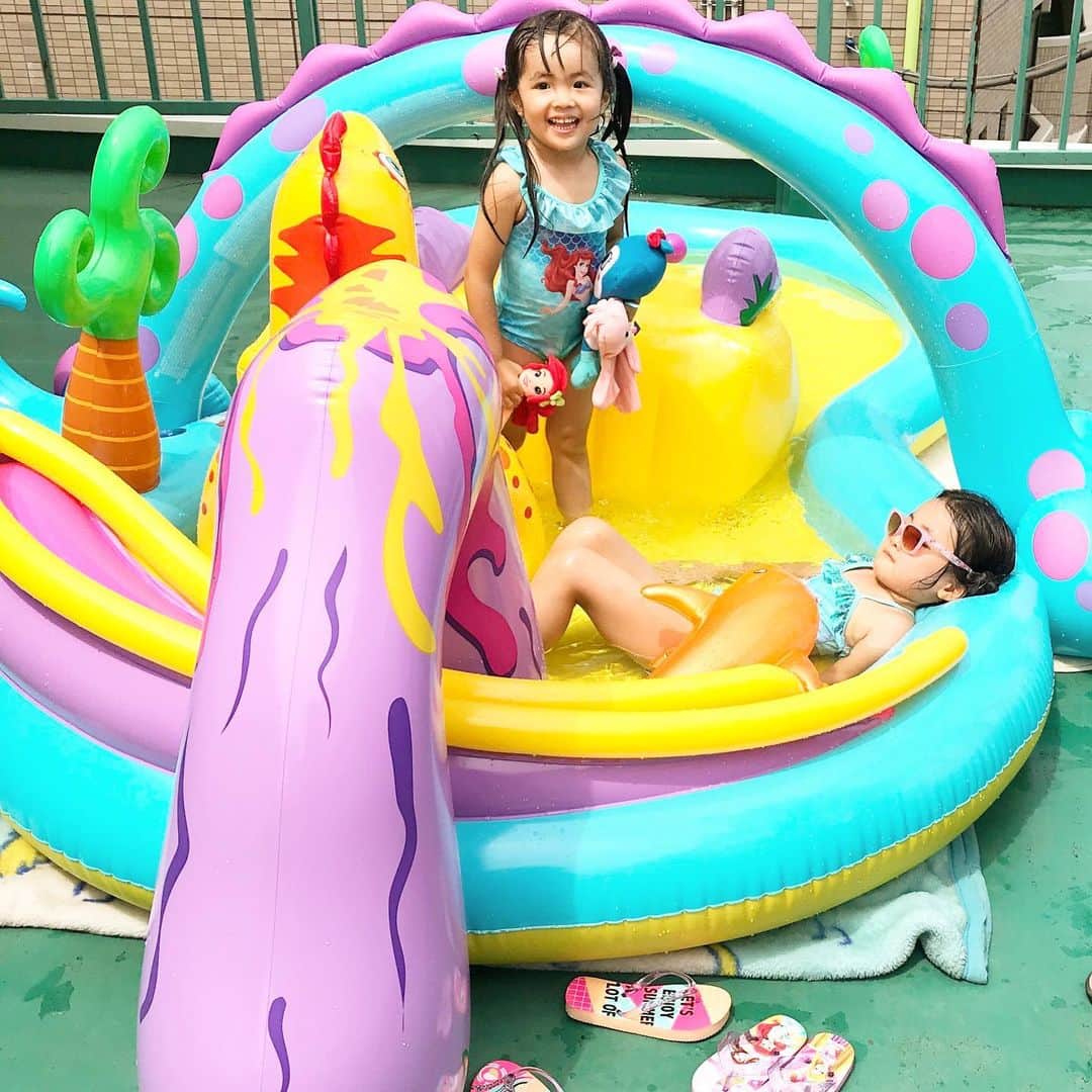 日高薫さんのインスタグラム写真 - (日高薫Instagram)「毎週末は幼稚園で同じクラスの仲良しのお友達とお揃いのアリエル水着でプール👙🩱🐥🐥👒🌺☀️🍨🍹🍬  ママ達も入りたい、、、😂✨  #pool #おうちプール #同じ幼稚園のお友達 #3歳 #年少 #夏休み」8月19日 10時45分 - hidaka_kaoru_official