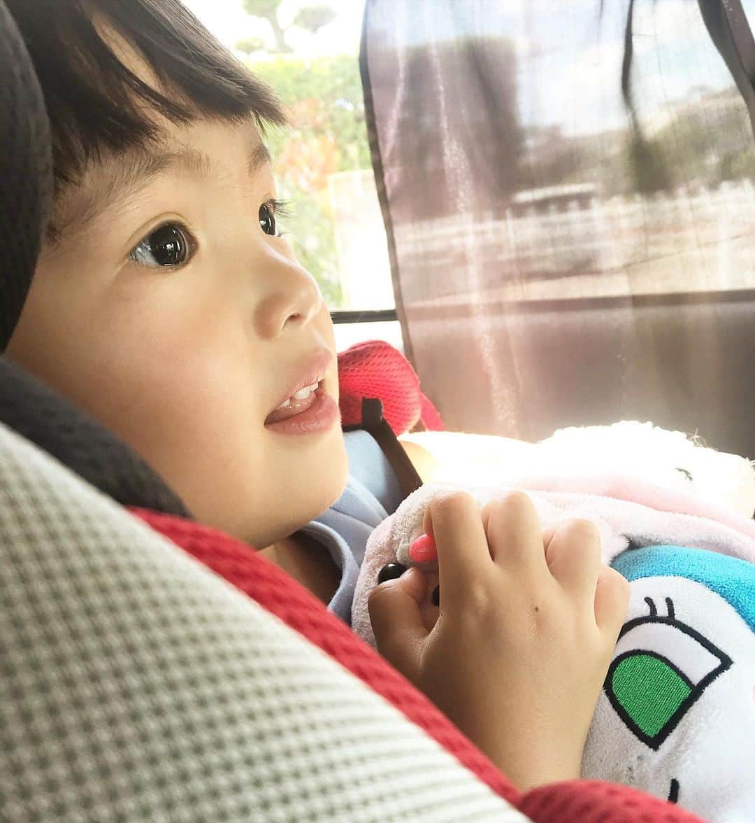 のインスタグラム：「お昼寝あとのソフトクリーム😋🍦💖  #3歳 #お昼寝 #寝顔天使チャレンジ #しもぶくれちゃん #たまに半目になる #icecream #ソフトクリーム #ドライブ」