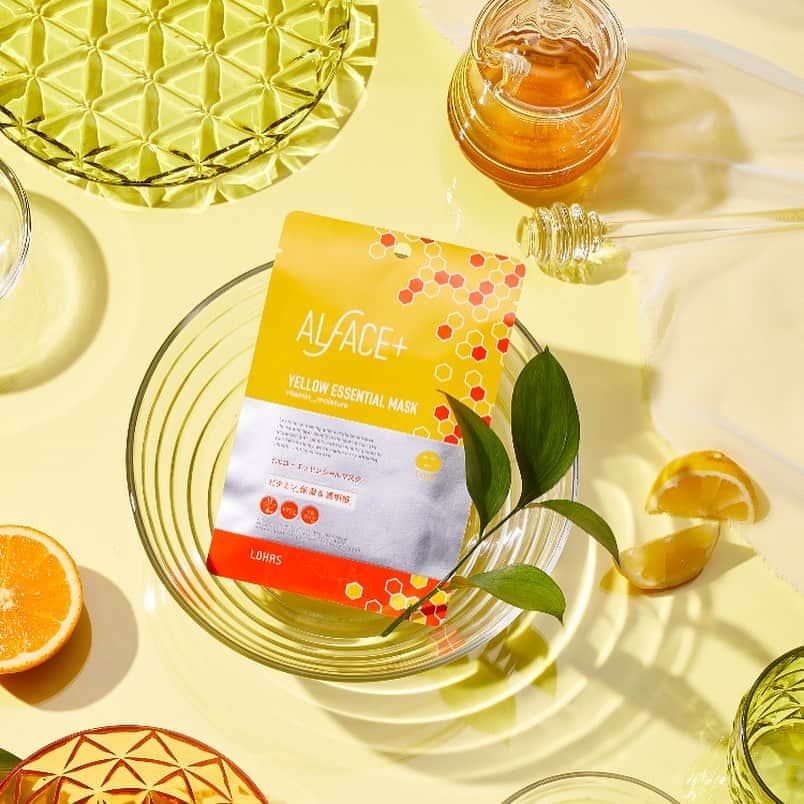 オルフェス（ALFACE+）のインスタグラム：「新発売💛ビタミンを配合したイエローがコンセプトのNEWアイテム！  「オルフェス　イエローエッセンシャルマスク」が9/14に新登場いたします。    少しでも明るい気持ちになっていただきたいという想いから、  ハッピーカラーの“イエロー”をテーマに、元気なイメージのアイテムにしております😌✨  ブランド史上最高※1の密着力を誇るイエローシートが特長。  たっぷりの美容液エッセンスが“とろん”とうるみ肌へ導きます💁‍♀️    〜〜〜イエローエッセンシャルマスクの3つのポイント〜〜〜  🔶髪の毛の1/100の細さのFINE FIBERを使用した、  オルフェス史上最高※1の密着力を誇る新シート「イエローシート」を採用。   極やわシートが優しくお肌を包み込み、肌との隙間をつくらず美容液成分をキープします。     🔶透明感のある肌に整える、ビタミンC誘導体、ビタミンBと、  うるみ肌へと導くハチミツエキスとプロポリスエキスなどの美容液成分を配合。  話題の成分マデカッソシドが、肌を健やかに整えます🌱    🔶爽やかなシトラスの香りで気分をリフッレッシュ  ベルガモット、オレンジ、マンダリンオレンジの爽やかなシトラス🍊の香りで、スキンケアタイムをよりリフレッシュ＆リラックス     商品の詳細は、プロフィールのURLをチェック☝🏻  https://alface-mask.com/yem.html  オルフェス公式ECサイトにて、予約販売受付中です。  ※1 オルフェスフェイスマスクシリーズと比較     #Makeyouhappy #ビタミンで元気に #イエロー #オルフェス #ビタミンC #ビタミンB #ハチミツ #プロポリス #マイクロファイバー  #マデカッソシド #シカ #シトラス #フェイスマスク #パック #シートマスク  #新発売 #新商品 #new #潤い #乾燥 #スキンケア  #紫外線ケア #透明感」