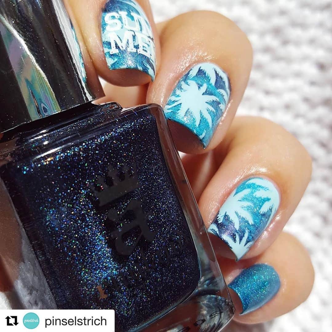 のインスタグラム：「Credit: @pinselstrich  ・・・ [Werbung]  Aloha ihr Lieben 🌺  Wieder eine Woche vollgepackt mit Terminen, Entscheidungen und Ereignissen. Darauf trinke ich noch einen Kaffee und hoffe auf gute Nerven 😅  Habt noch einen schönen Montag 😘  ________________________________  @essie ▪ blue-la-la @aengland_official ▪ NATASHA'S DANCE, WHISPERING WAVES* @linanailartsupplies ▪ 4 Seasons - Summer 03 + 04 @paintedpolishbylexi ▪ Blanc Slate  @hellomaniology ▪ Smudge Free Top Coat  ________________________________  #dowhatyoulove #hawaiianshirtmanifriday #tropicalnails #essie #essiebluelala #essiepolish #aengland #aenglandwhisperingwaves #aenglandnatashasdance #linanailartsupplies #paintedpolish #paintedpolishblancslate #hellomaniology #stampingnails #nailpolish #nailpolishaddict #nailpolishlove #nailpolishlover #nagellack #nagellackliebe #nails #instanails #nailstagram #nailsinspo #nailstrend #nailblogger #smallbluecloud #PinselstrichMachtBlau  #PinselstrichLackiertAengland #PinselstrichLackiertEssie [Lacke selbst gekauft/geliehen*]」