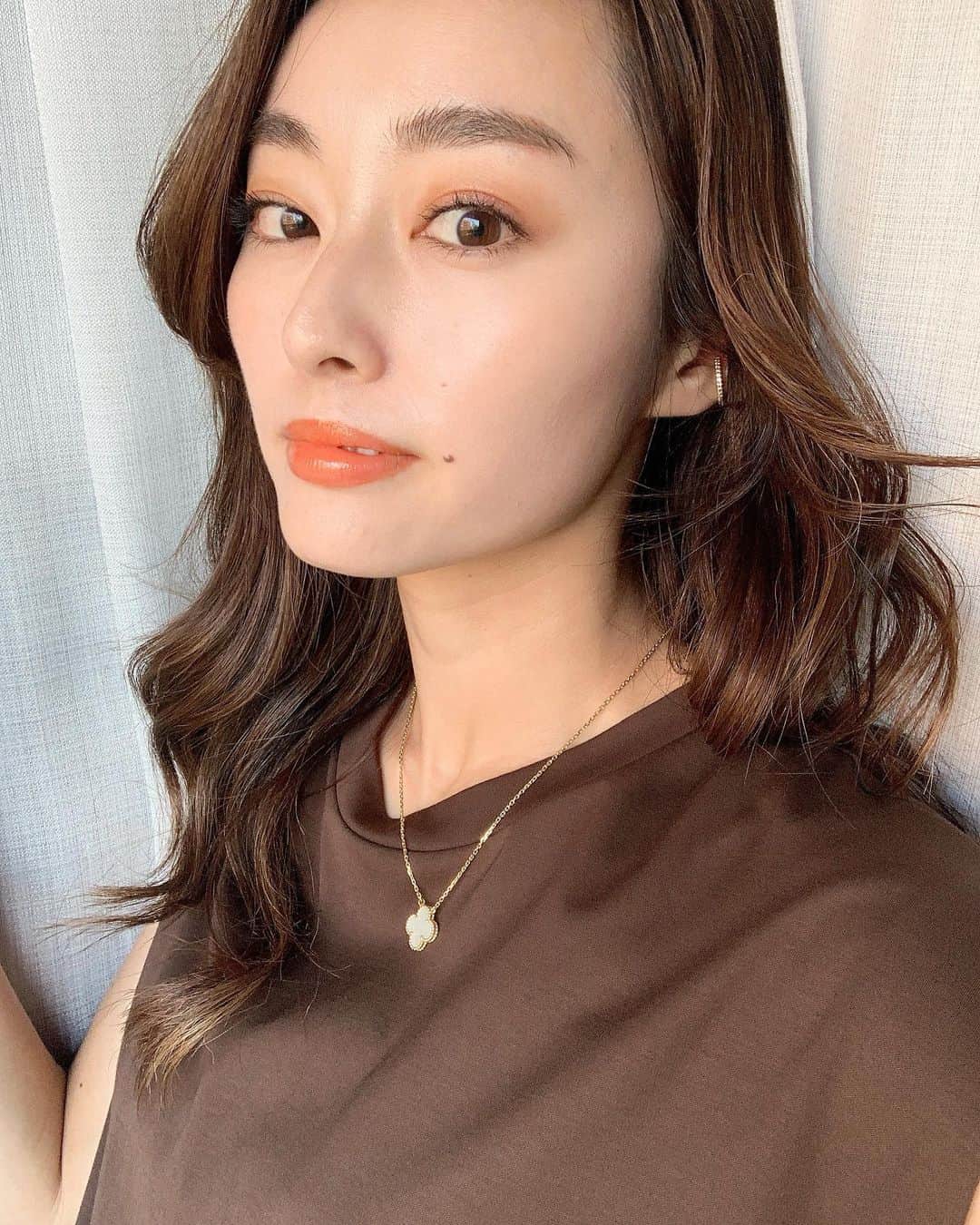 小祝麻里亜のインスタグラム：「昨日ポストした @etvos.jp の2020AW collectionを使ってメイクしてみました💄 自然光と角度で実物の色が出るように工夫して撮ったら、ドヤ顔みたいになりましたが😂🙏 すごーく色がツボでした。リニューアルしたミネラルリッププランパーも塗りやすくて、これ1本をバッグに忍ばせれば、唇ケア、保湿、発色…全て叶えてくれるなぁと❣️  使用したアイテムの詳細は2枚目に載せたので、よかったらご覧ください🥰❤️❤️ ． ．  ＿＿＿＿＿＿＿＿＿＿ #エトヴォス #秋コスメ #ミネラルリッププランパー #ミネラルクラッシィシャドー #ヴィンテージグリッター #etvos #2020aw #お気に入りコスメ #コスメレビュー #makeup #instabeauty #오운애티튜드 #화장품 #뷰티스타그램 #메이크업 #메이크업스타그램」