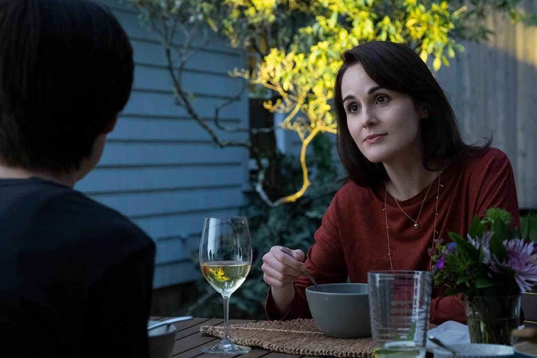 Vogue Australiaさんのインスタグラム写真 - (Vogue AustraliaInstagram)「“What was key with this character was to mark out the places where the emotions were high and where they were more controlled,” #MichelleDockery told #VogueAustralia of her latest role in @appletvplus’s crime drama #DefendingJacob. In the high-octane series, she plays the mother of a teenage son accused of murder. “I sort of saw it like an emotional frequency with Laurie, so there may be a scene where she really breaks down and she’s vulnerable, and then another scene where she’s holding it together. It was important that she wasn’t falling apart the whole time.” In the bio link, Dockery explains why the role appealed to her, even though it wasn’t “close to Mary”—the #DowntonAbbey character that made her famous. (And yes, she reveals whether she’d do a second Downton movie…). 📷 courtesy of @appletvplus」8月19日 16時22分 - vogueaustralia